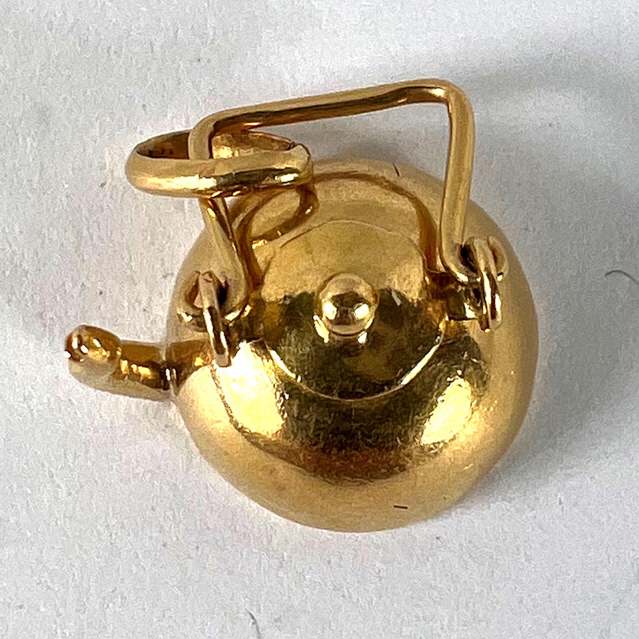 Ciondolo Charm in oro giallo 18K con teiera vintage in vendita 7