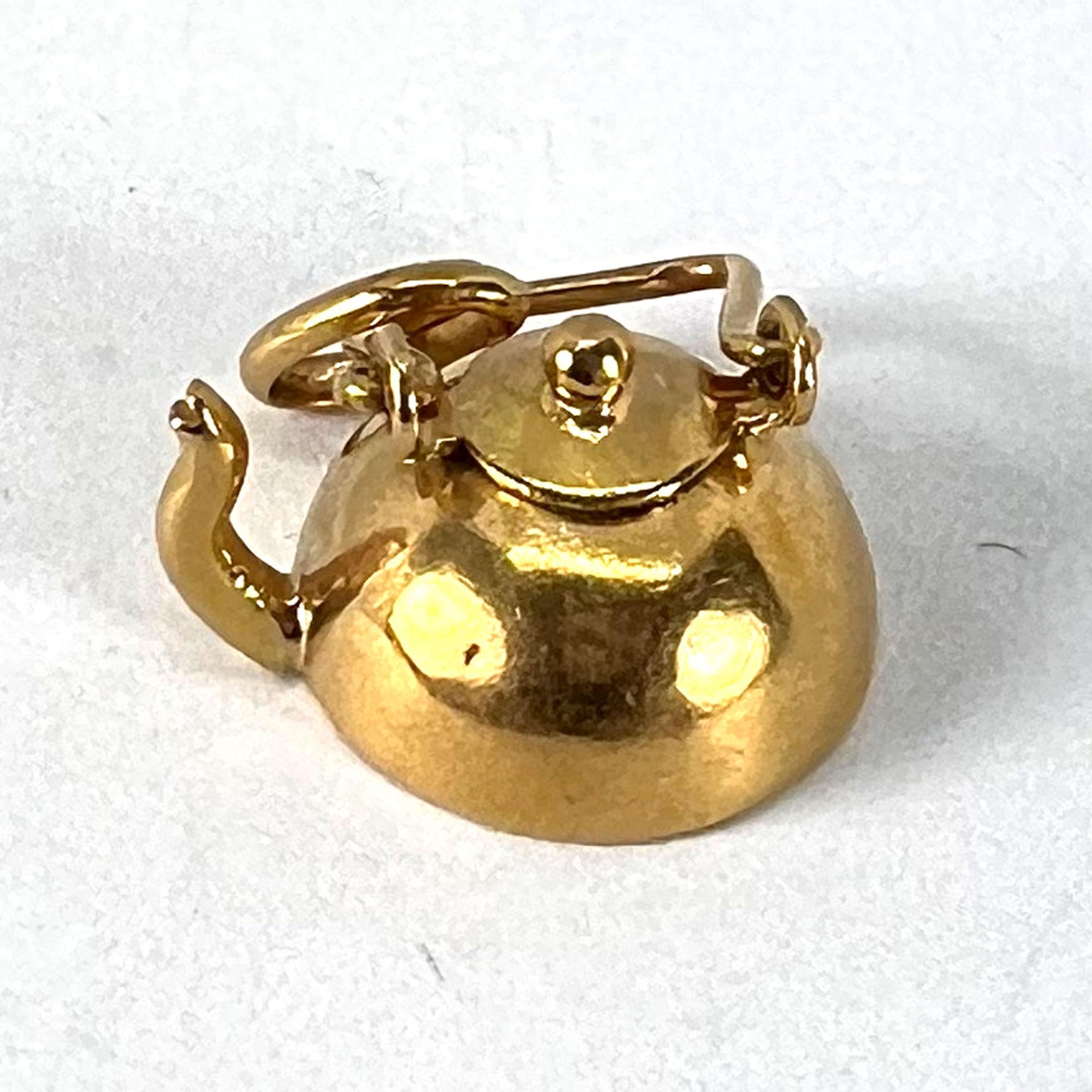 Ciondolo Charm in oro giallo 18K con teiera vintage in vendita 9