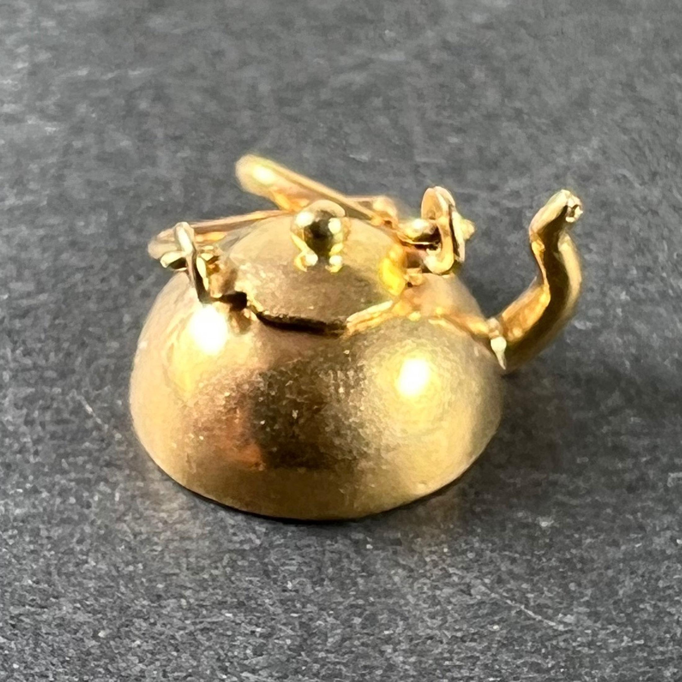 Un ciondolo vintage in oro giallo 18 carati (18K) a forma di teiera. Non marcato ma testato per l'oro a 18 carati.

Dimensioni: 1,3 x 1,3 x 1,1 cm
Peso: 1,79 grammi
(Catena non inclusa)