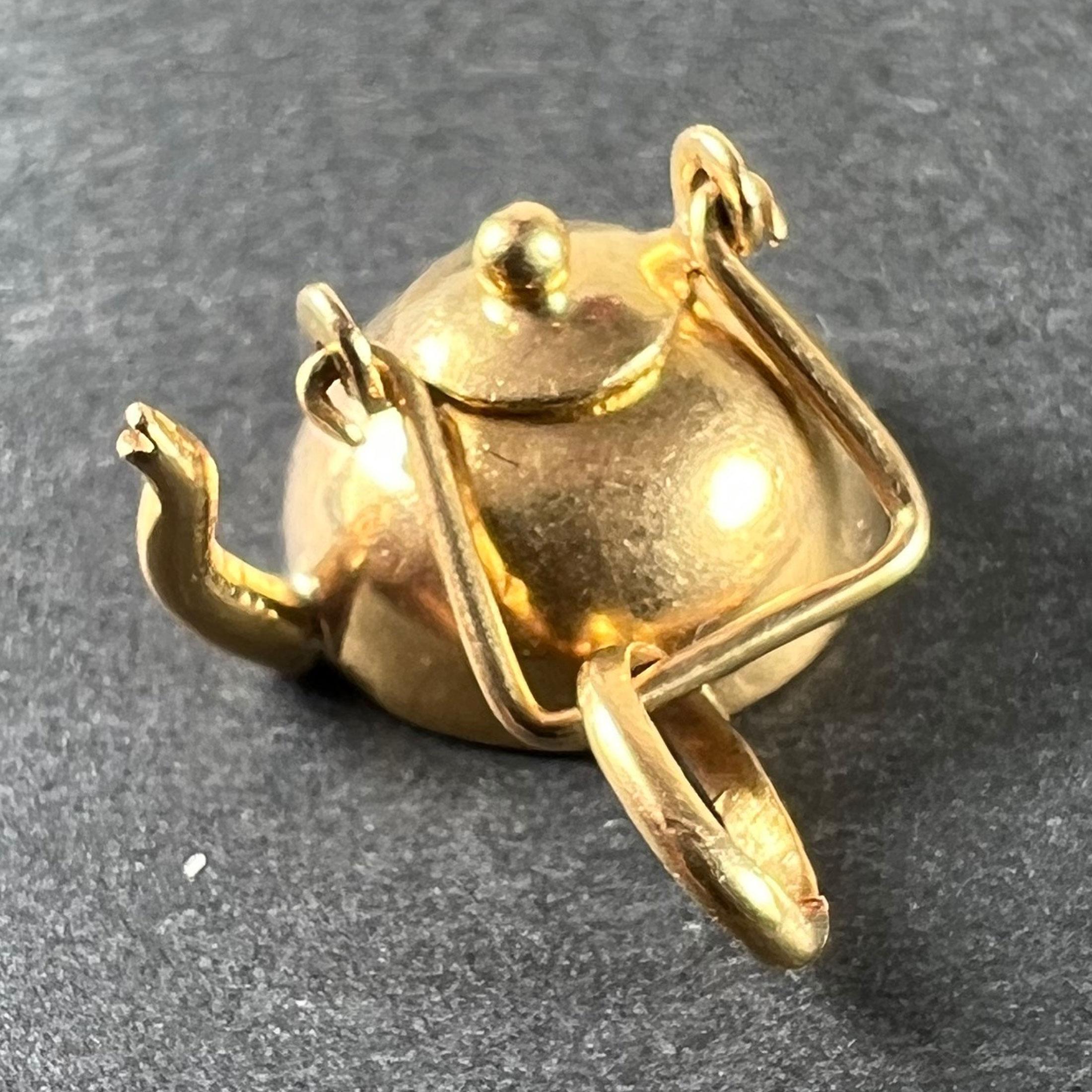 Ciondolo Charm in oro giallo 18K con teiera vintage In condizioni buone in vendita a London, GB