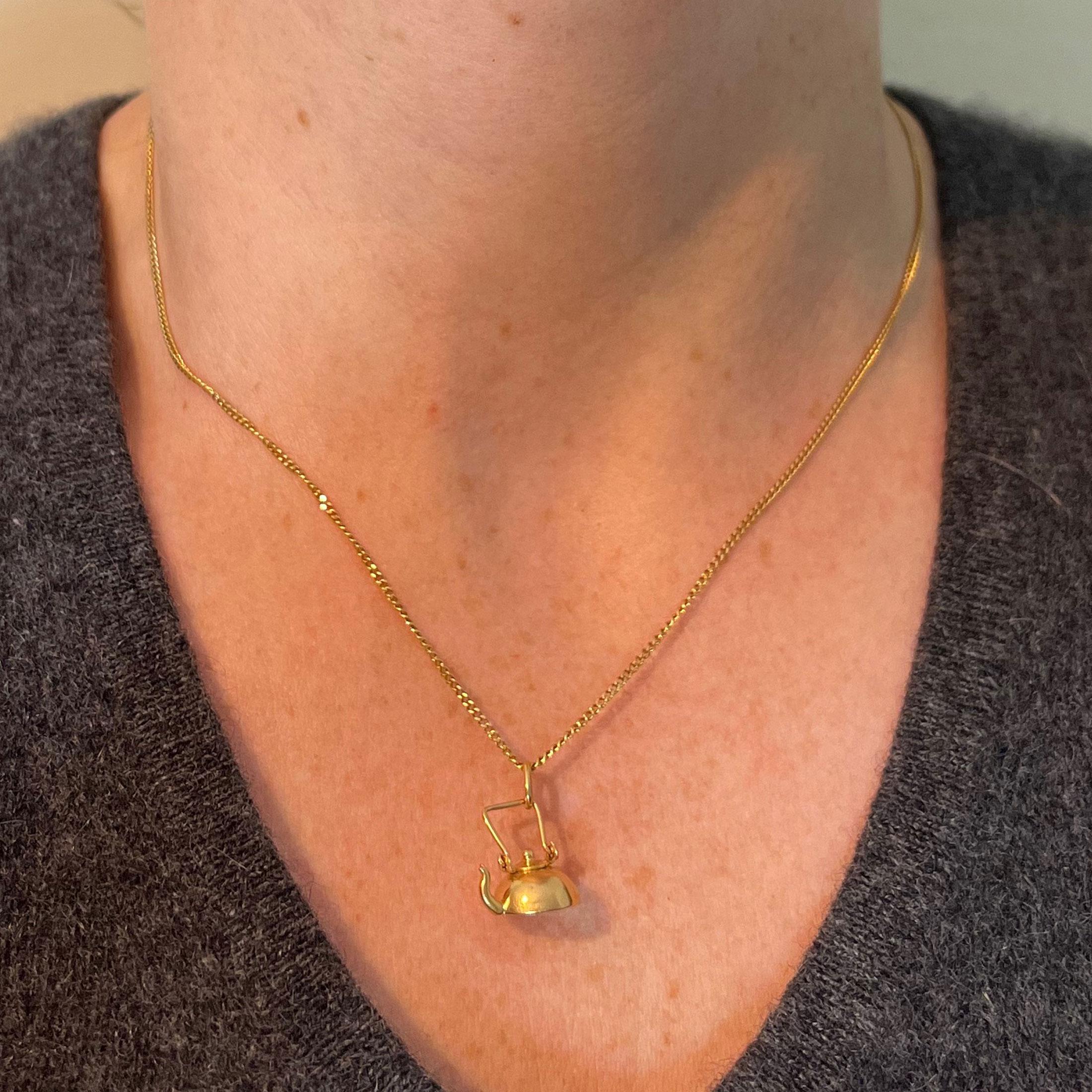 da uomo o donna Ciondolo Charm in oro giallo 18K con teiera vintage in vendita