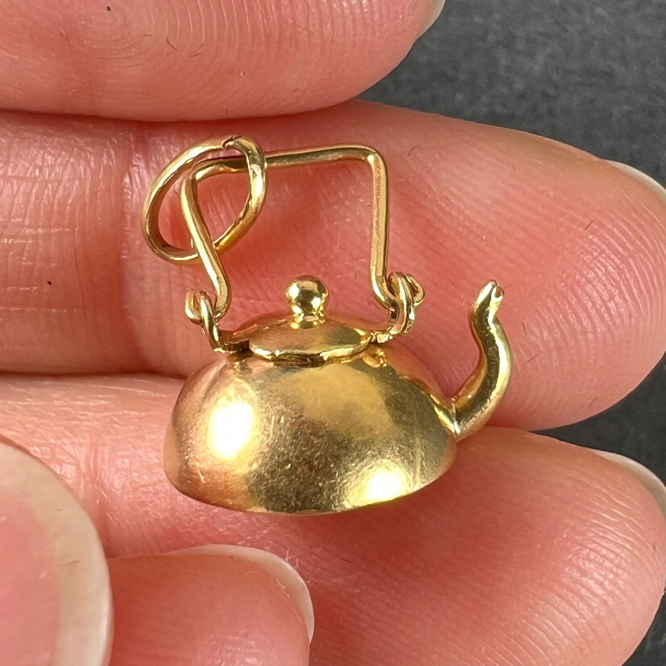 Ciondolo Charm in oro giallo 18K con teiera vintage in vendita 1