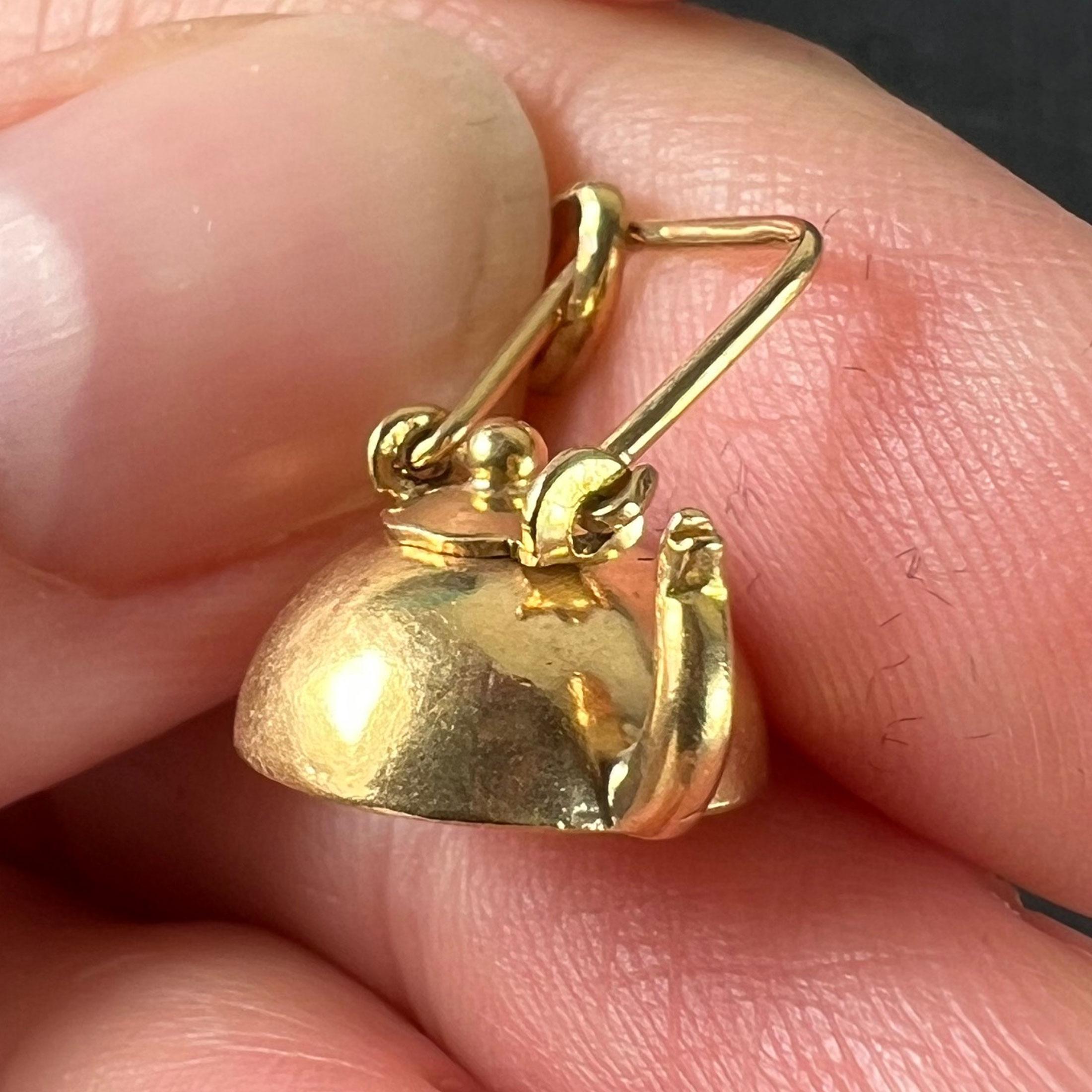 Ciondolo Charm in oro giallo 18K con teiera vintage in vendita 2