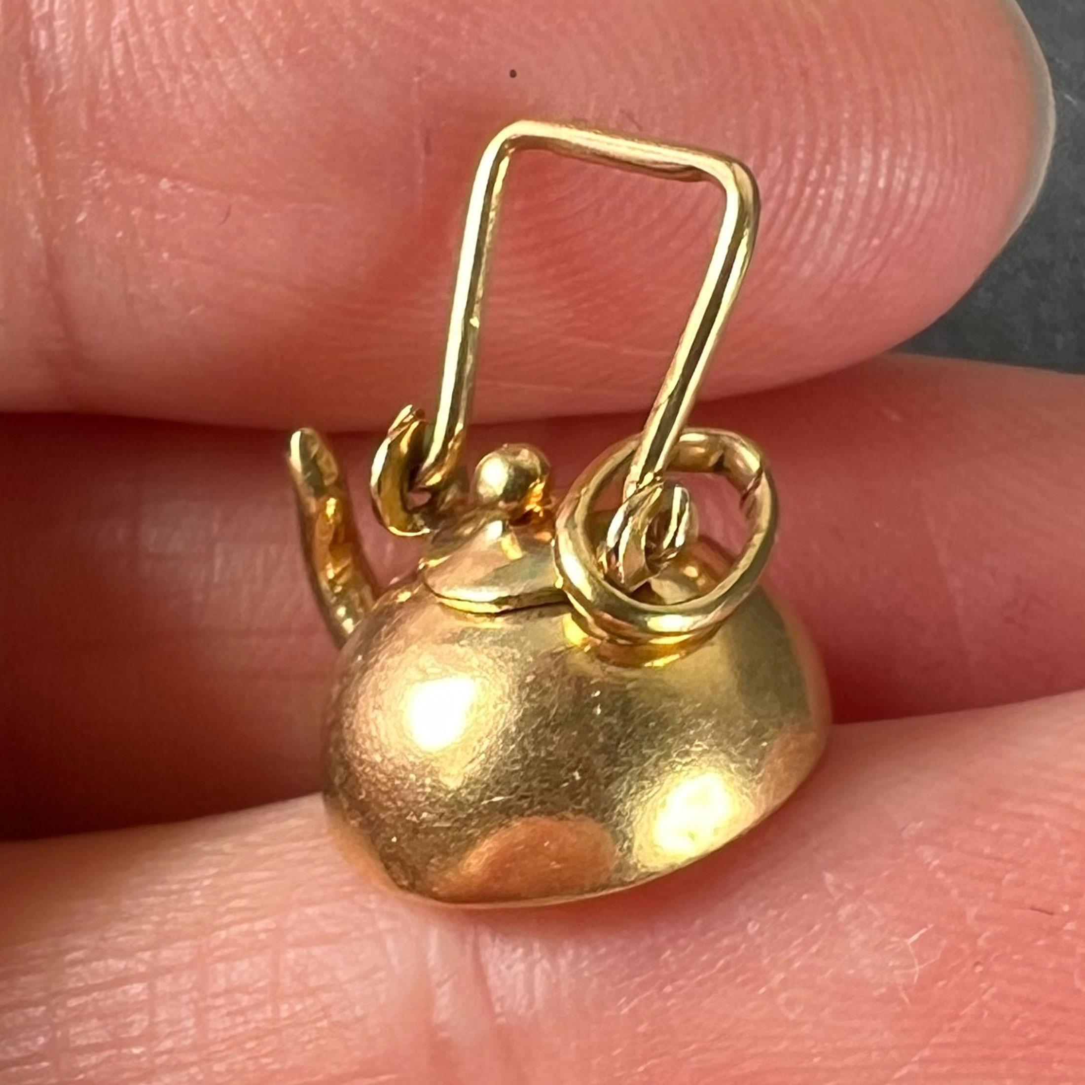 Ciondolo Charm in oro giallo 18K con teiera vintage in vendita 4