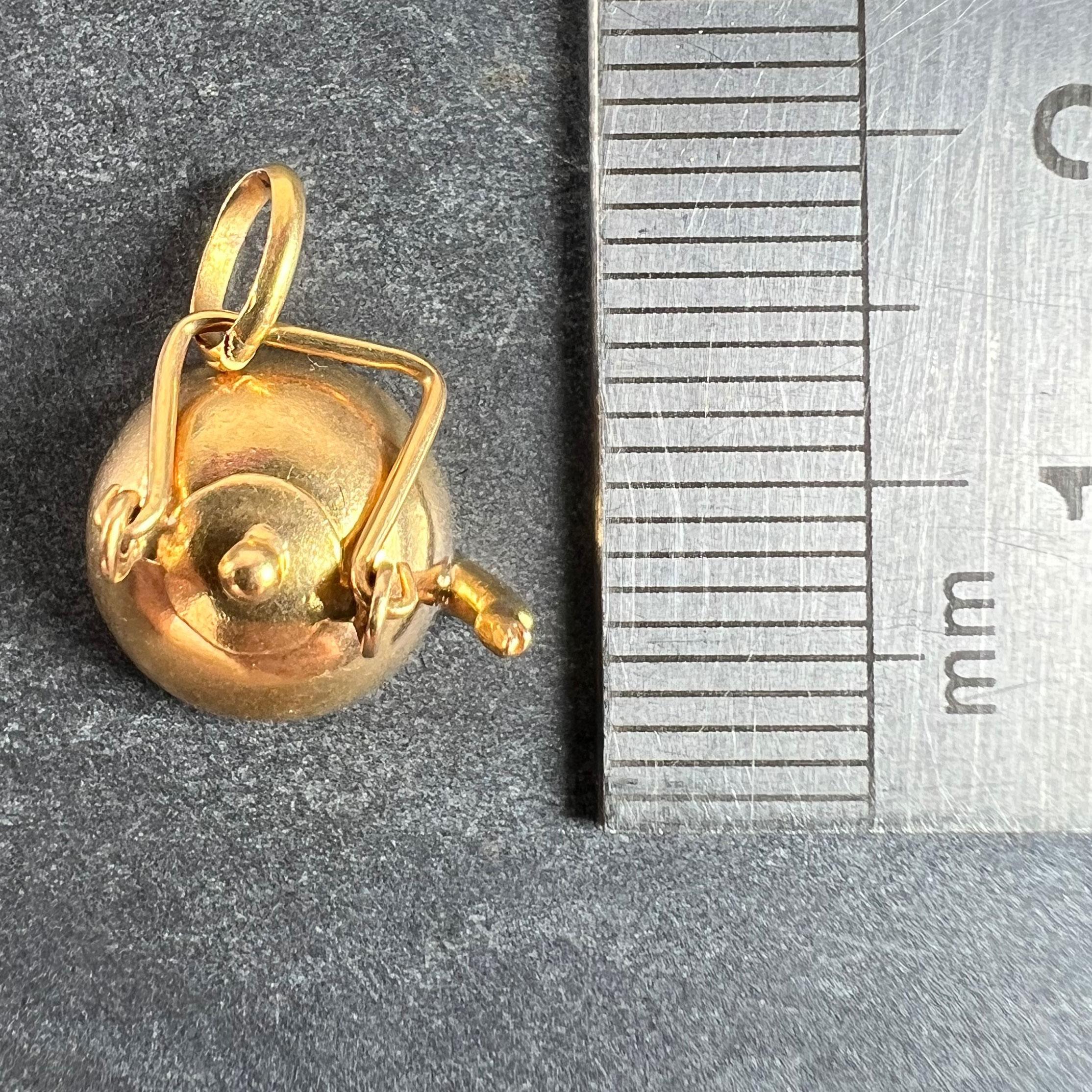 Ciondolo Charm in oro giallo 18K con teiera vintage in vendita 5