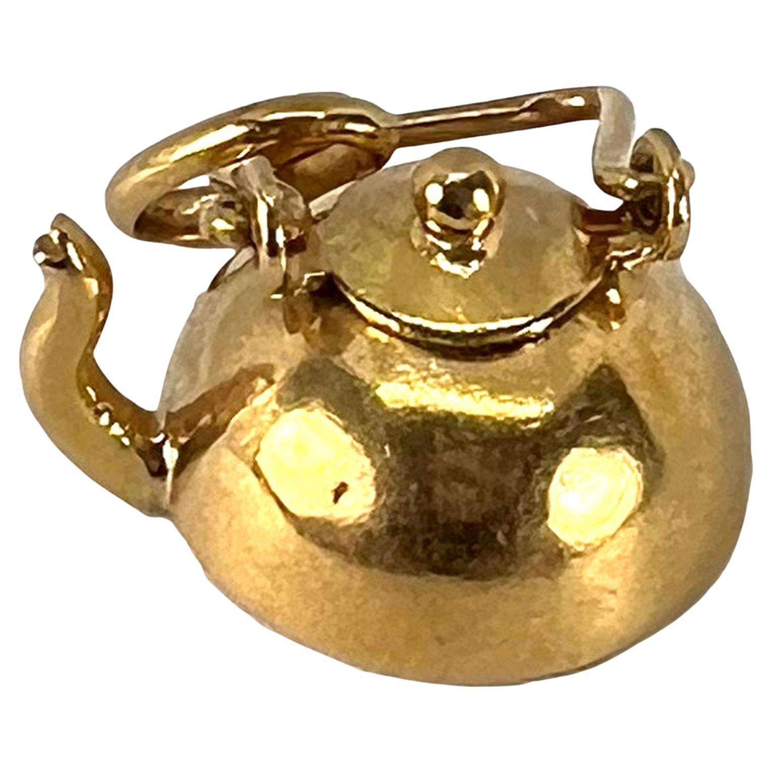 Ciondolo Charm in oro giallo 18K con teiera vintage in vendita
