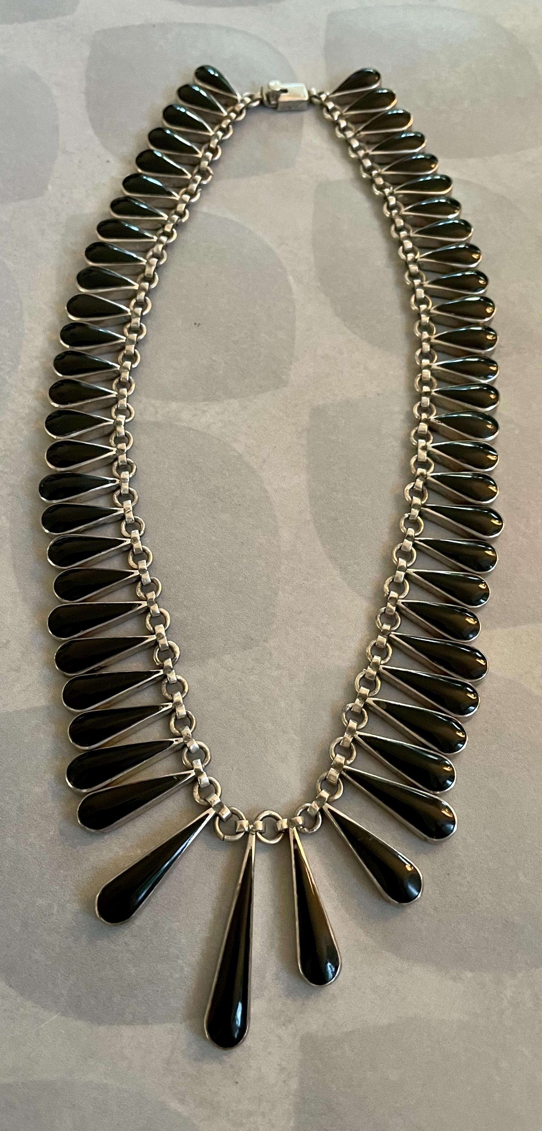 Dieses Stück ist absolut fabelhaft!! An dieser Halskette baumeln tränenförmige schwarze Onyxsteine über die gesamte Länge der Kette.  Die längste Träne befindet sich in der Mitte der Halskette.  Der Verschluss ist eine gut funktionierende