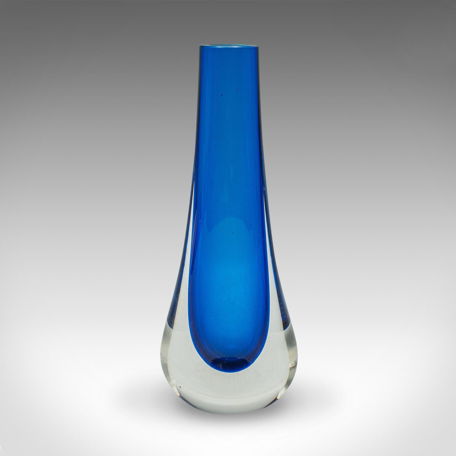 Questo è un vaso a goccia vintage. Un manicotto floreale in vetro artistico inglese, risalente alla fine del XX secolo, circa 1970.

Eccellente colore e forma del vetro soffiato
Presenta una patina invecchiata desiderabile e in buon ordine
Vetro di
