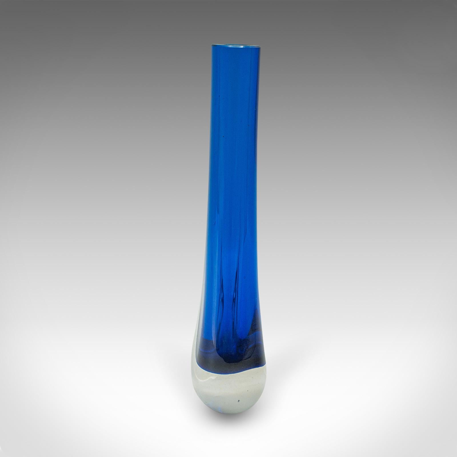 Mid-Century moderno Vaso a goccia d'epoca, inglese, vetro artistico, manicotto per fiori, decorazione, esposizione in vendita
