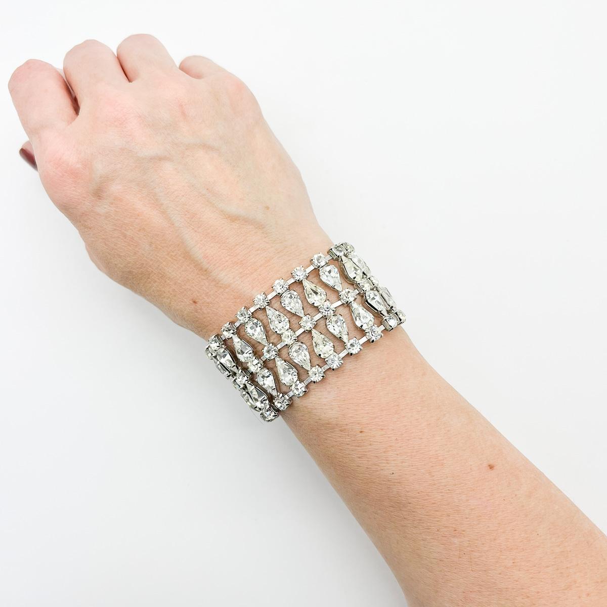 A Vintage Teardrop Strass Manschette. Eine fabelhafte Cocktailmanschette aus der Mitte des Jahrhunderts mit einer prächtigen Doppelstufe aus Teardrop- und Chaton-Steinen für ultimatives Funkeln und Stil. Die Strassmanschette ist eines der