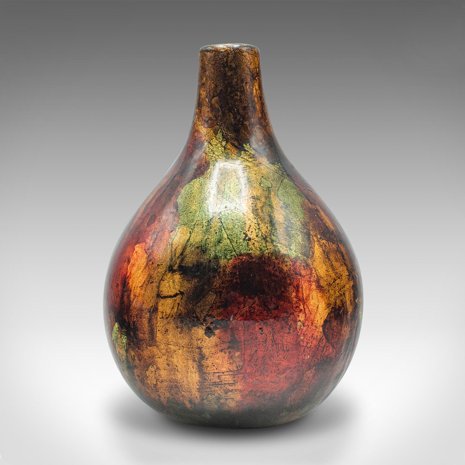 
Dies ist eine Vintage-Tropfenvase. Eine kontinentale, keramische Sträußchenhülle aus dem späten 20. Jahrhundert, um 1980.

Nach dem Vorbild der japanischen Raku-Ware, die in westlichen Keramikstudios beliebt ist
Präsentiert eine wünschenswerte