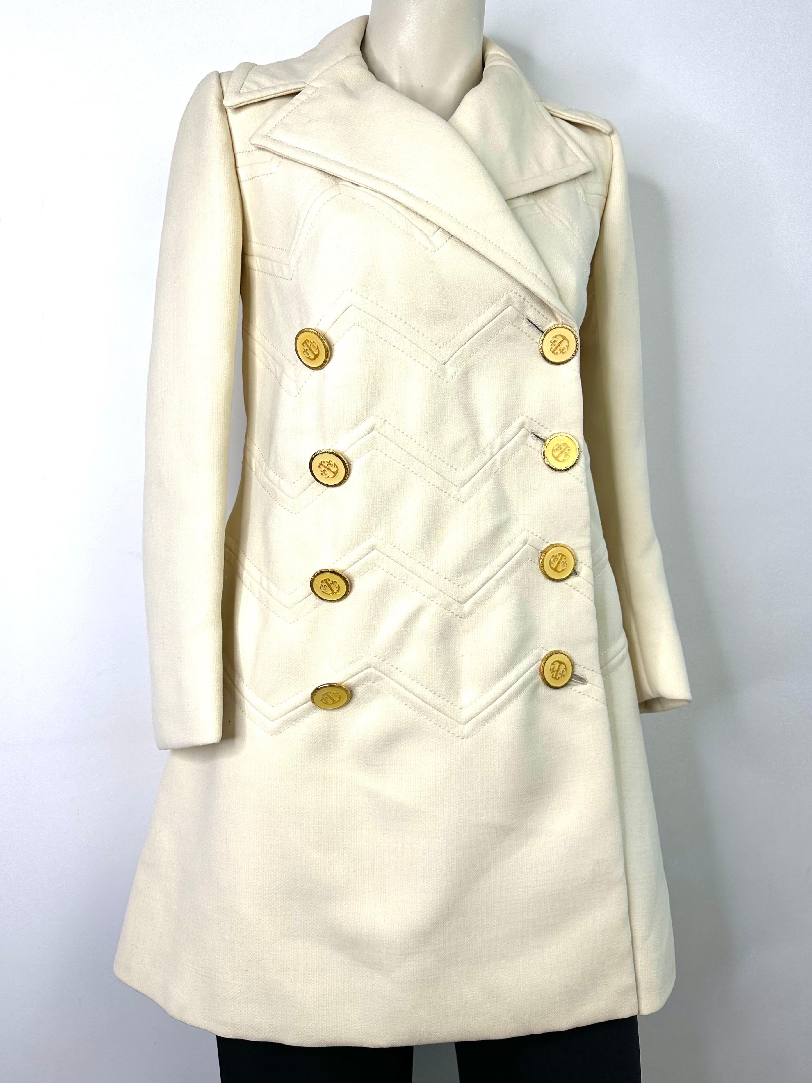 Ted Lapidus 1960s vintage pea jacket, slim-fit
Ivory wool, wide collars,
Double-breasted buttoning with handsome, imposing buttons encircled with gold Ted Lapidus metal.
Hip pockets in the seam.
Chevron stitching detail and wide