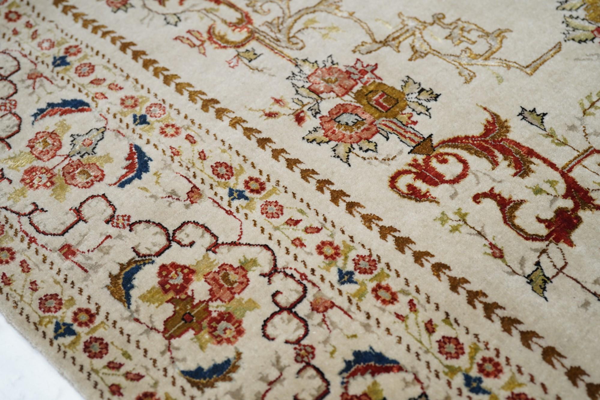 Milieu du XXe siècle Très beau tapis persan ancien de Téhéran. Laine avec tous les designs en soie en vente