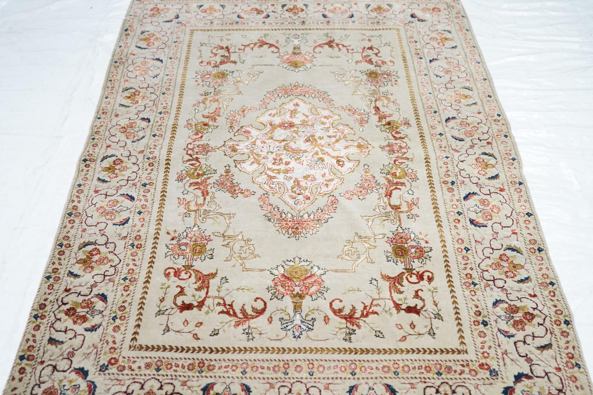 Très beau tapis persan ancien de Téhéran. Laine avec tous les designs en soie en vente 3