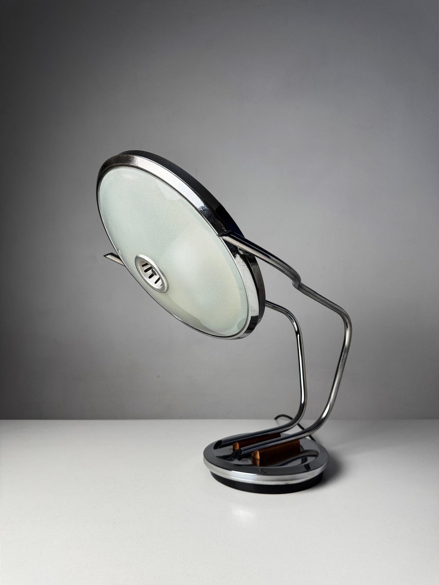Seltene Vintage Teio Schreibtischlampe - Argentinisches Space Age Design (1970er)

Diese seltene Vintage-Schreibtischlampe, die in den 1970er Jahren von Teio in Argentinien hergestellt wurde, ist ein beeindruckendes Beispiel für das Lichtdesign des