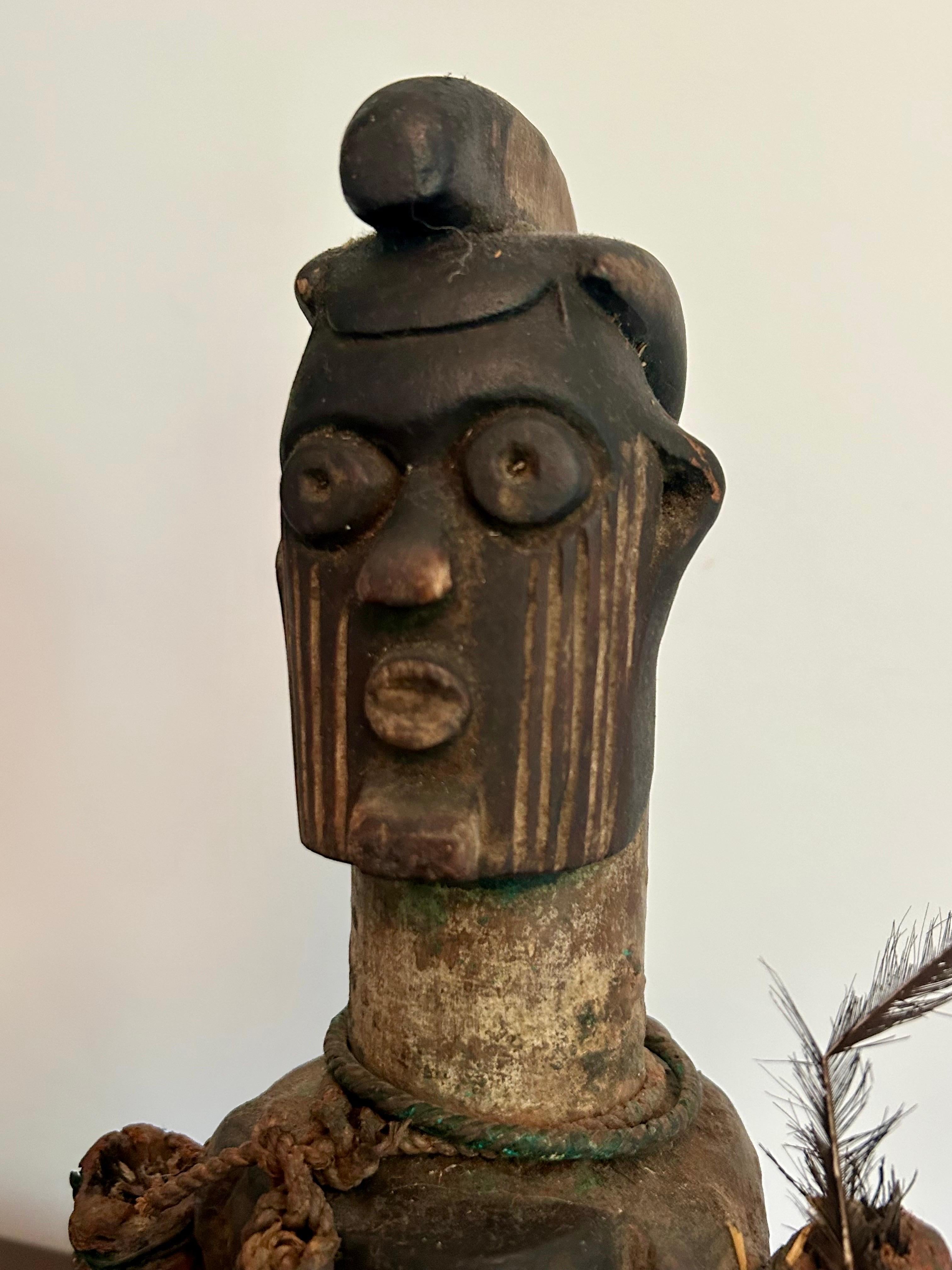 Afrikanische Kunst.
Handgefertigtes Holz mit Fasern.
Originaler Vintage-Zustand, Abnutzung mit altersgemäßer Patina.
Eignet sich gut für Sammlungen und Dekorationen...
