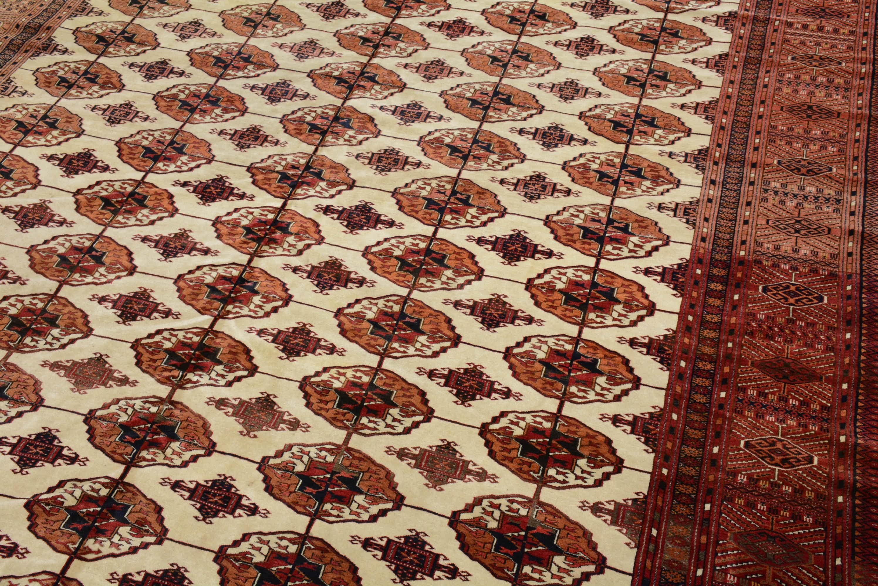 I tappeti e le moquette turcomanni sono tessuti nella regione a est del Mar Caspio nota come Turkestan occidentale, popolata da tribù nomadi. L'elemento di design che contraddistingue questo tipo di tappeto è il medaglione di gul, che di solito ha