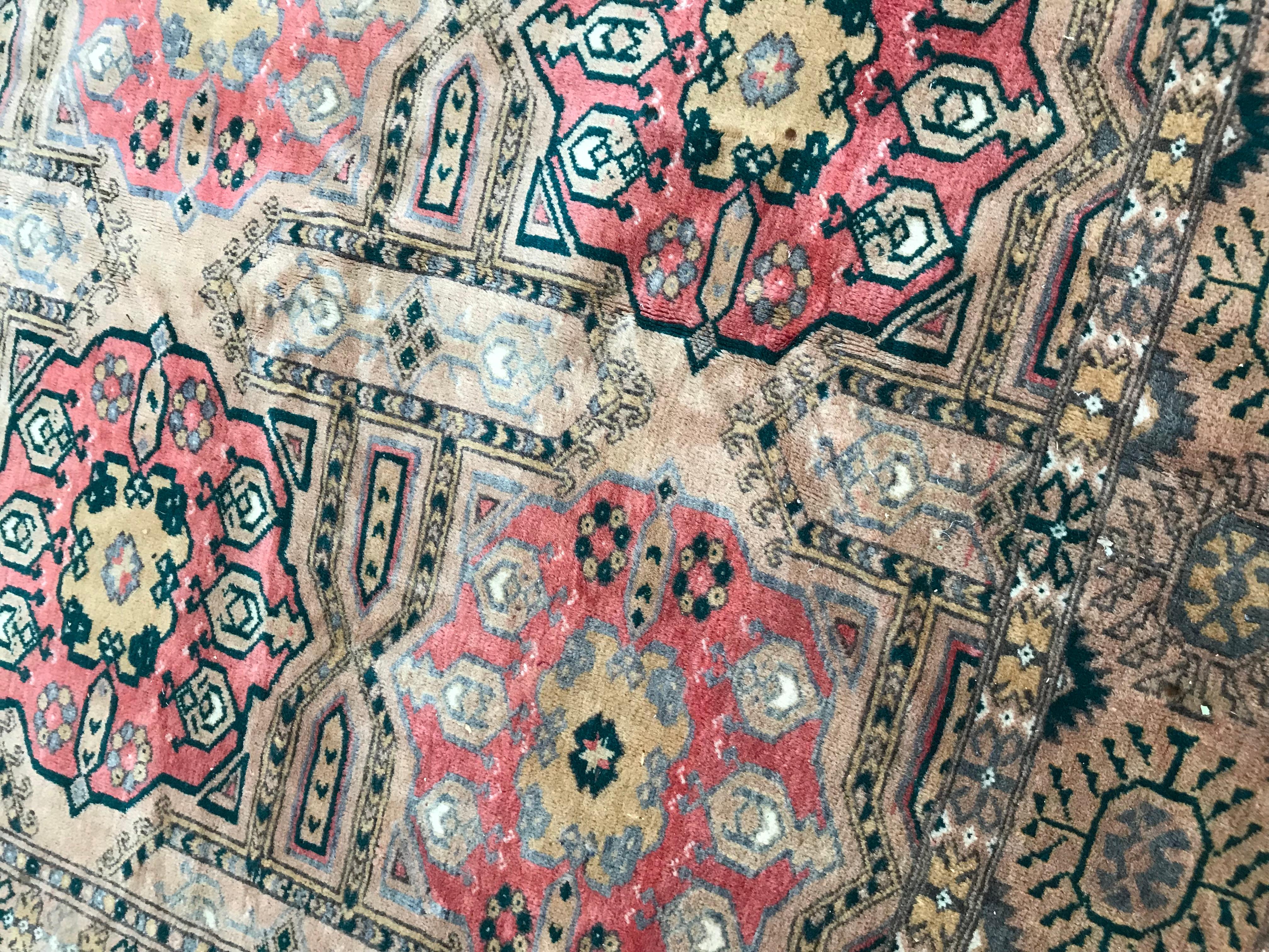 Schöne Vintage-Teppich Turkmenen, mit schönen geometrischen Design und hellen Farben, komplett handgeknüpft mit Wolle Samt auf Wolle Grundlage, gute Bedingungen.
 
      
   