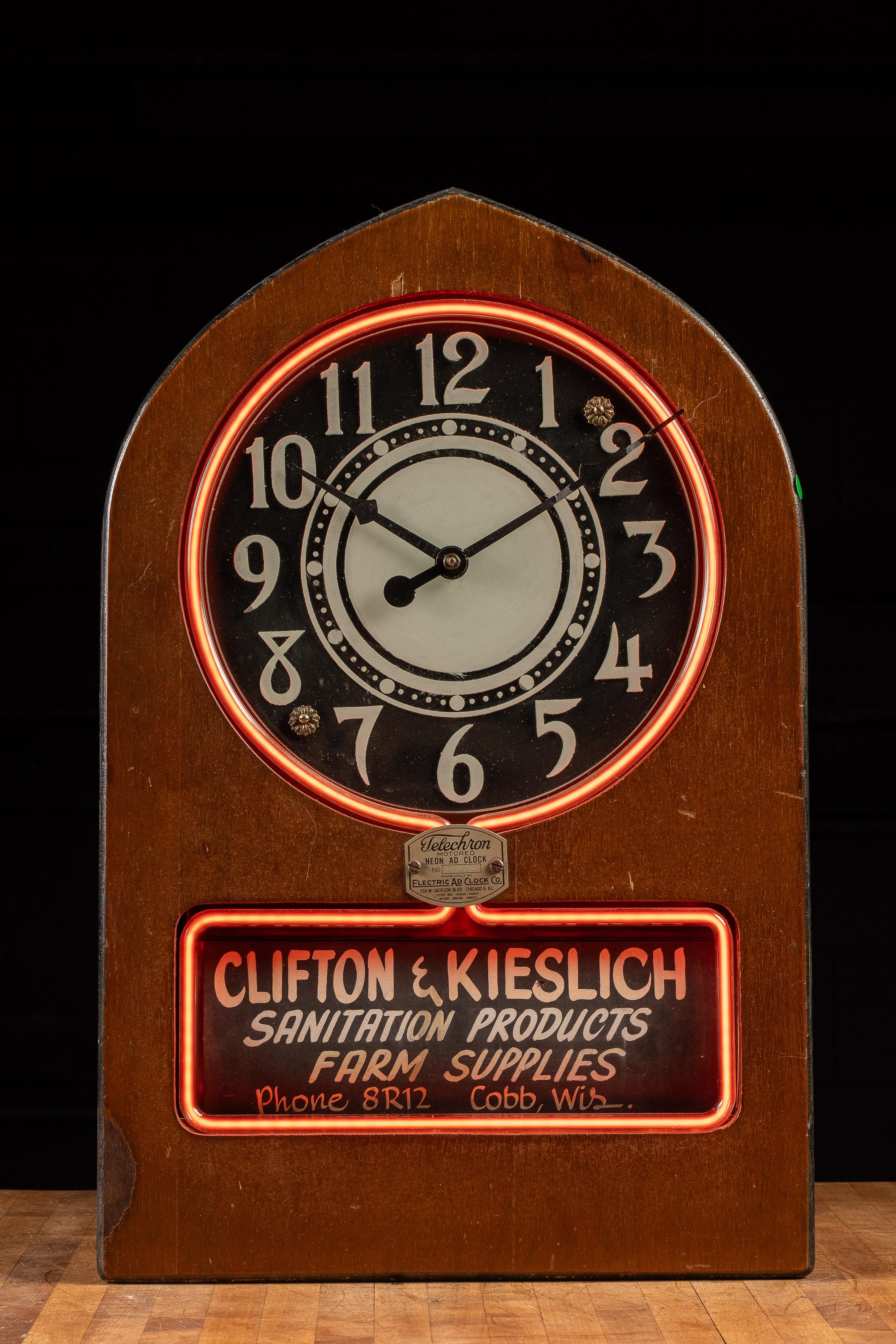 c. Década de 1930; Electric Ad Clock Co. - Chicago

Reloj publicitario de pared vintage con acento de neón.

Esta pieza única no parece gran cosa a primera vista, tal vez un viejo reloj de chimenea. Pero conéctalo y se convierte en algo totalmente