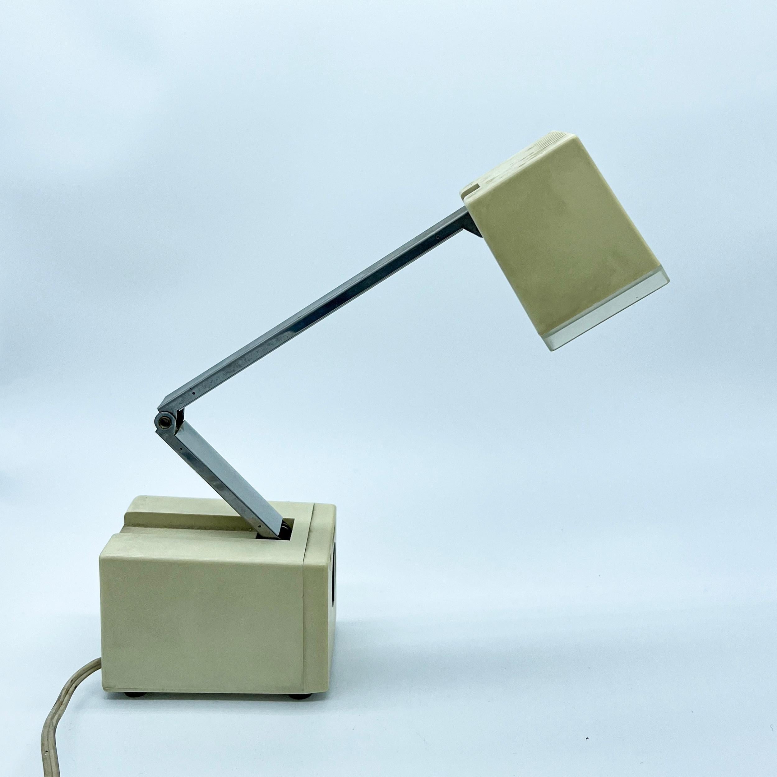 Space Age Vintage Telescopic Table Lamp Kreo Lite Model Na 270, in White Plastic and Metal For Sale