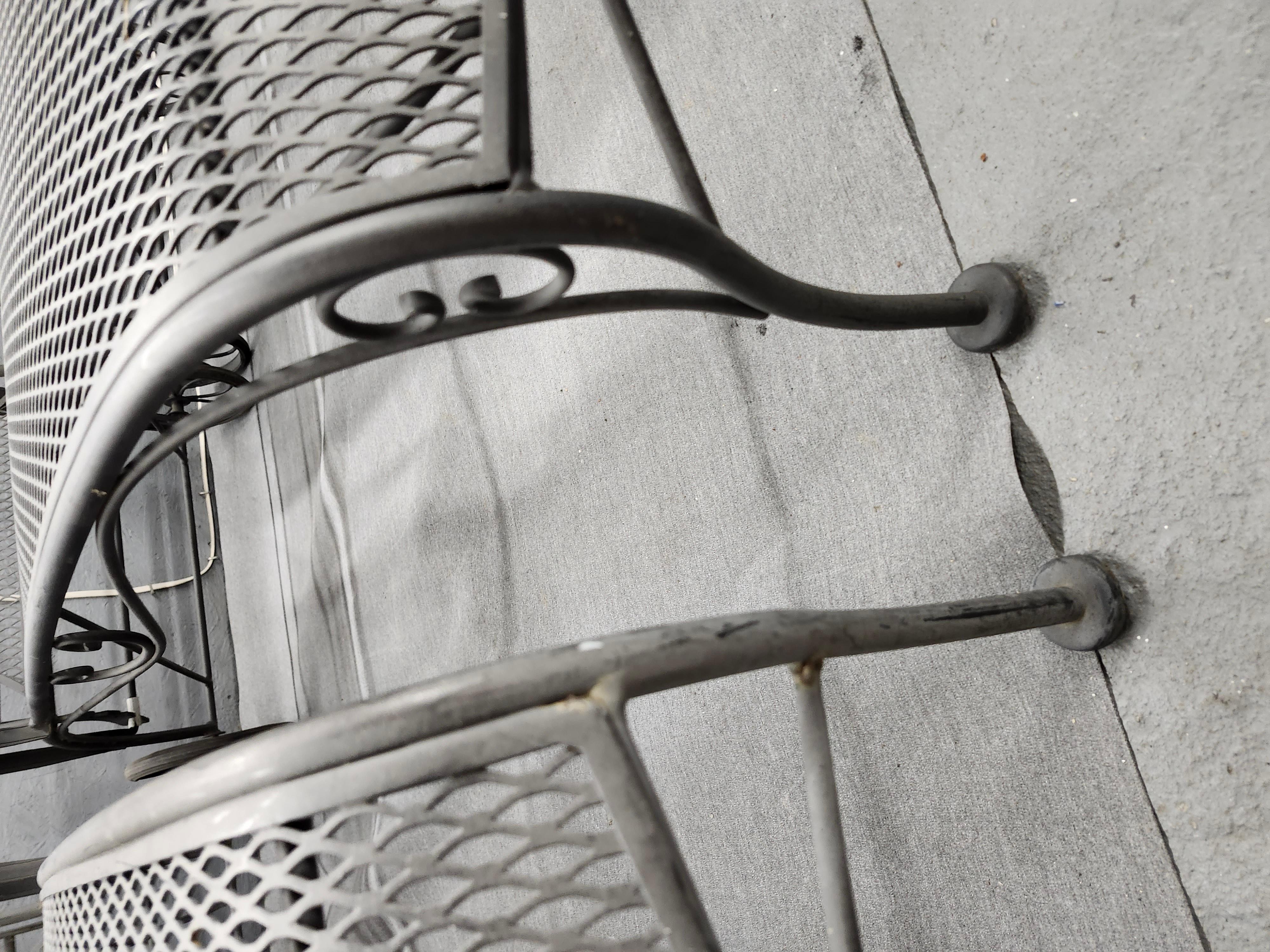 Chaises de patio d'extérieur vintage Woodard en fer forgé (4) en vente 2