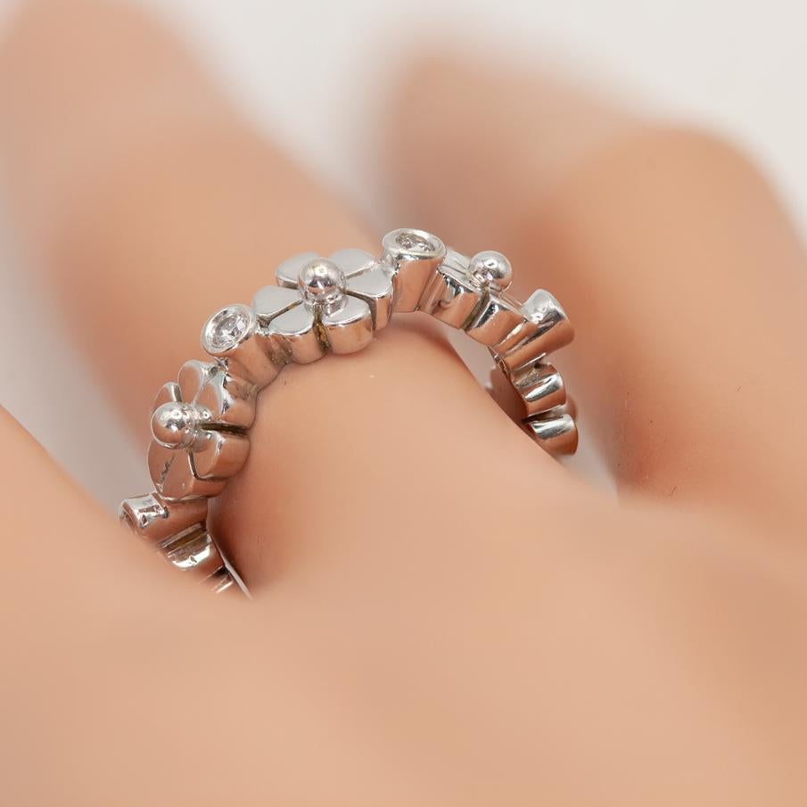 Moderne Vintage Temple St. Clair Bague d'éternité en or blanc 18K avec fleur et diamant en vente