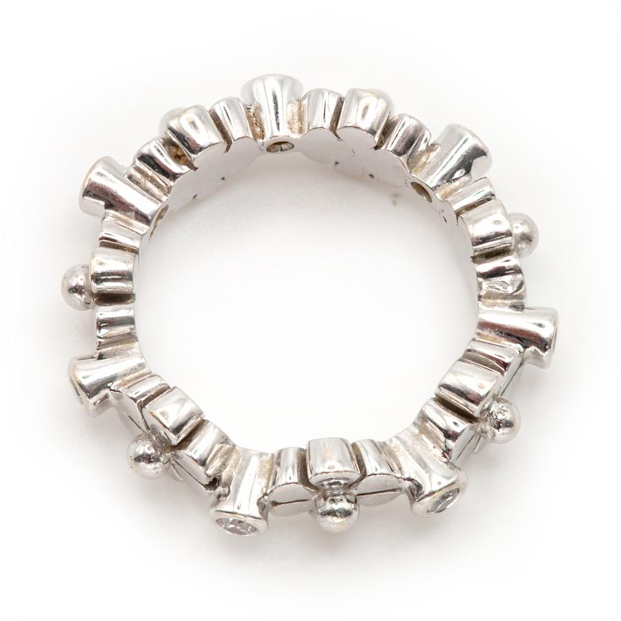 Taille brillant Vintage Temple St. Clair Bague d'éternité en or blanc 18K avec fleur et diamant en vente