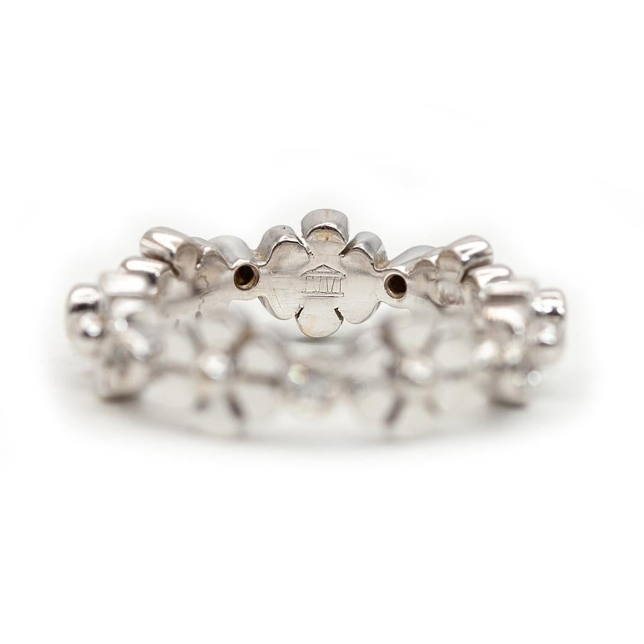 Vintage Temple St. Clair Bague d'éternité en or blanc 18K avec fleur et diamant Unisexe en vente