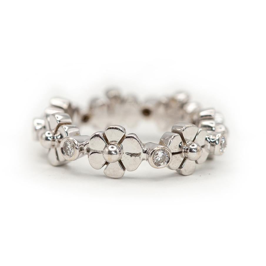 Vintage Temple St. Clair Bague d'éternité en or blanc 18K avec fleur et diamant en vente 1