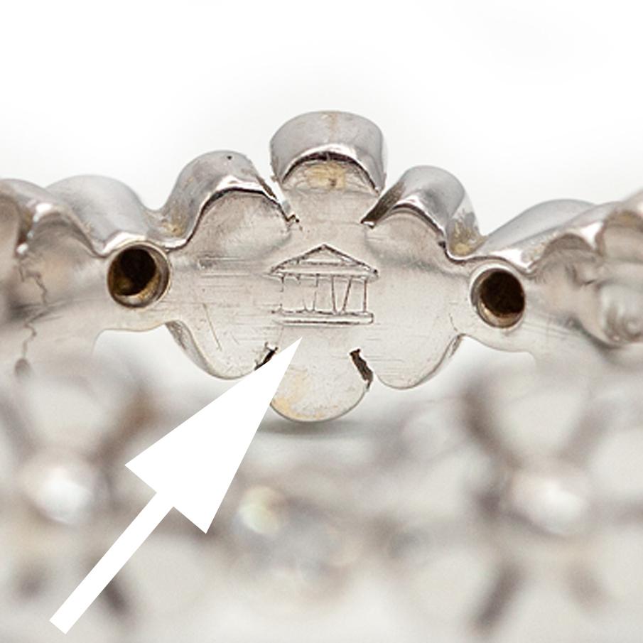 Vintage Temple St. Clair Bague d'éternité en or blanc 18K avec fleur et diamant en vente 2