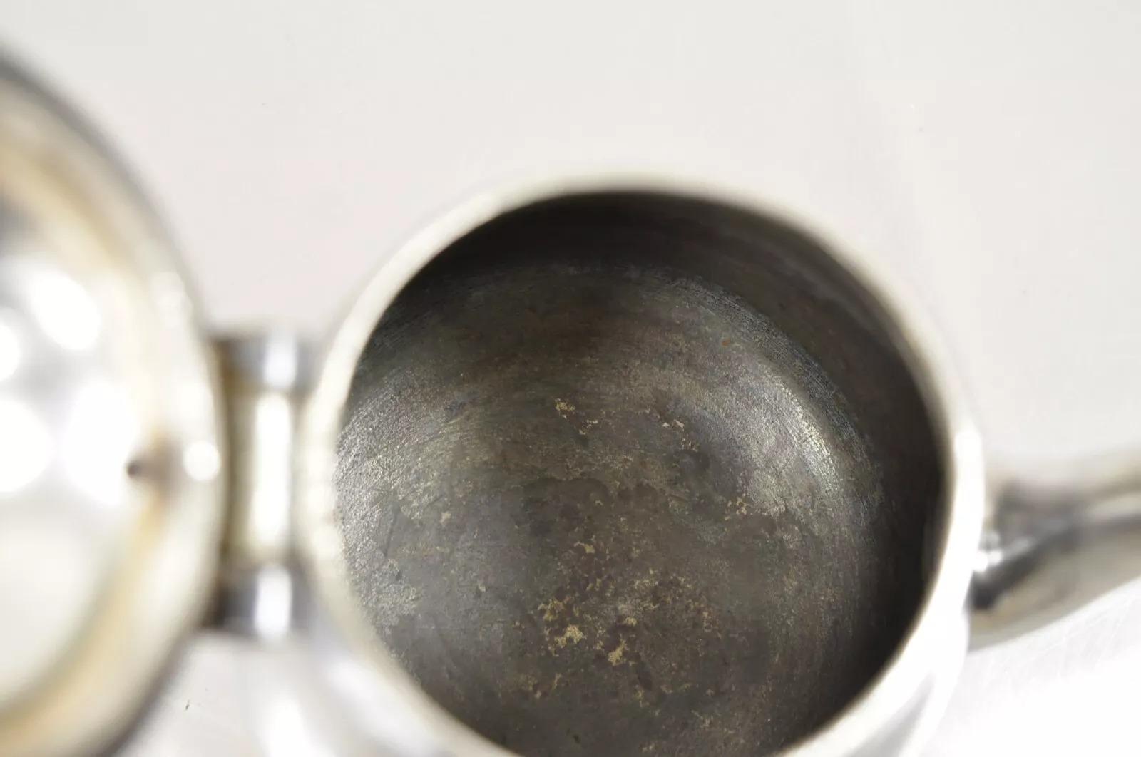 20ième siècle Vintage Temple Univ. Hosp. Petit pot à café crémier en métal argenté par Wallace en vente