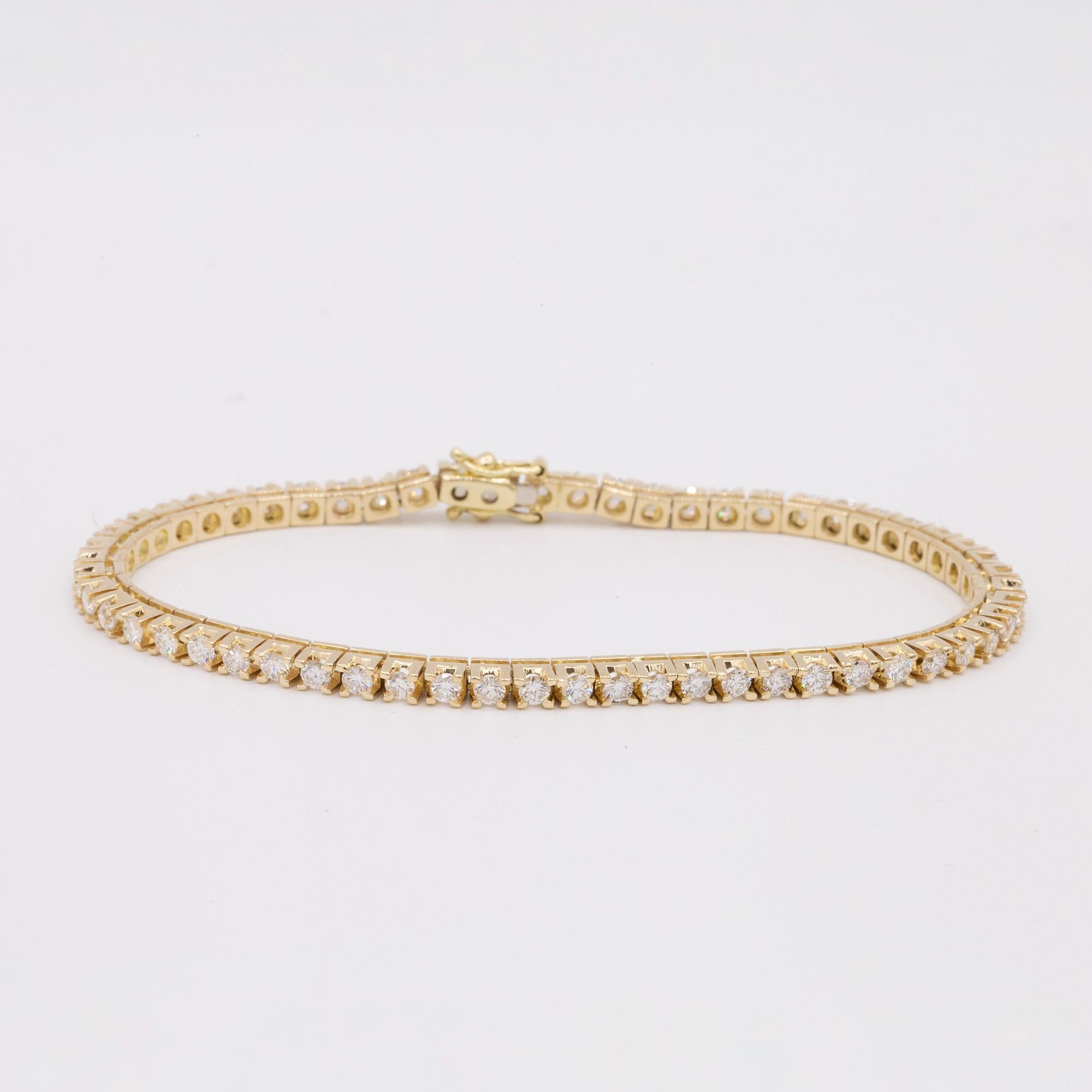 Ce bracelet a été fabriqué en or jaune 14 carats de qualité supérieure et mesure 7,25 pouces de long. Sertie de 58 diamants ronds de taille brillant d'un poids total approximatif de 2,90 carats, de couleur G-H et de pureté SI.  Le bracelet de tennis