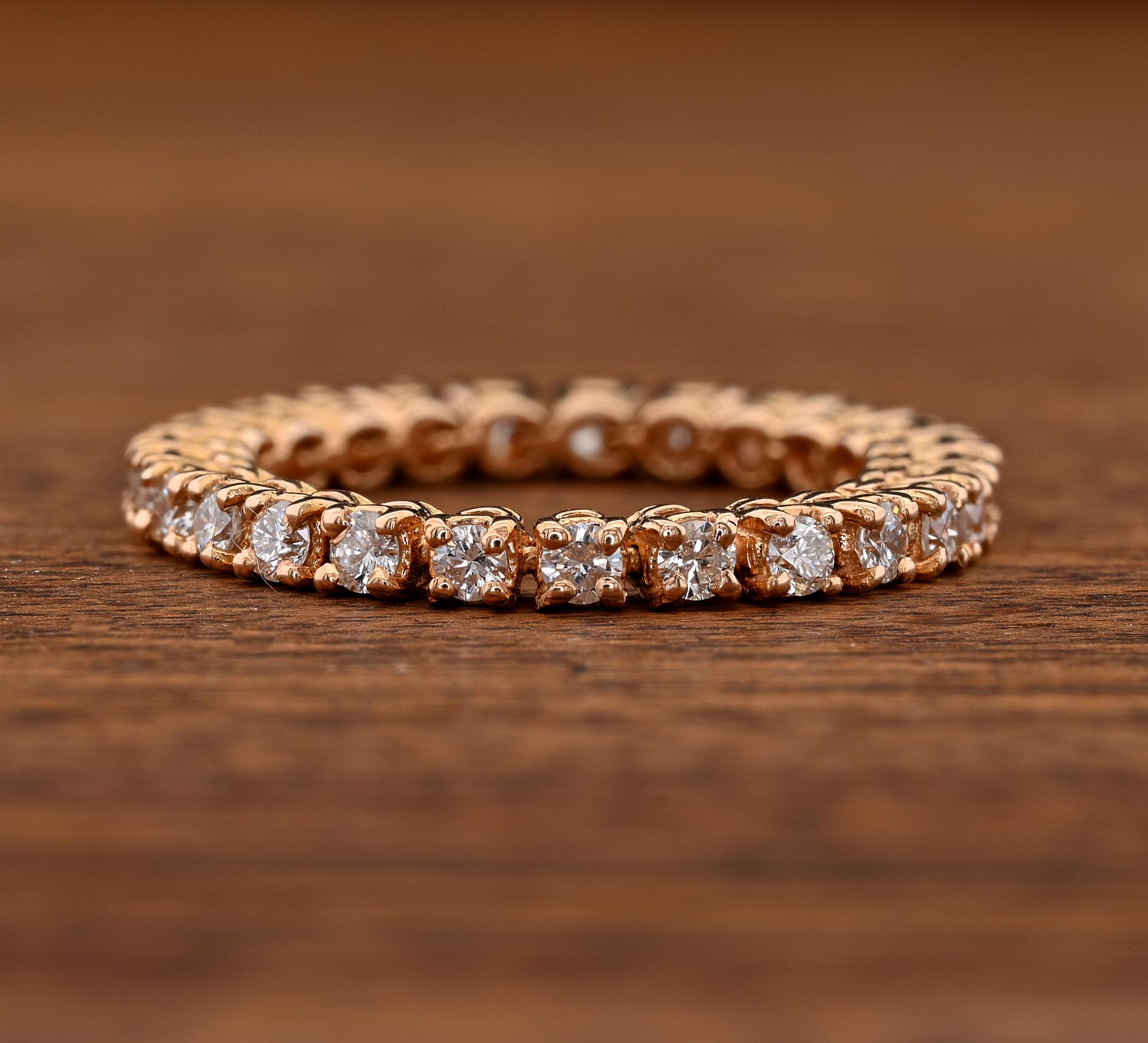 Dieser faszinierende Eternity-Vintage-Ring stammt aus dem Jahr 1970
Entworfen als eine Tennislinie von Diamanten, bestehend aus 25 hellen weißen Diamanten im Brillantschliff, die in einer schönen 18-Karat-Fassung aneinandergereiht sind -
