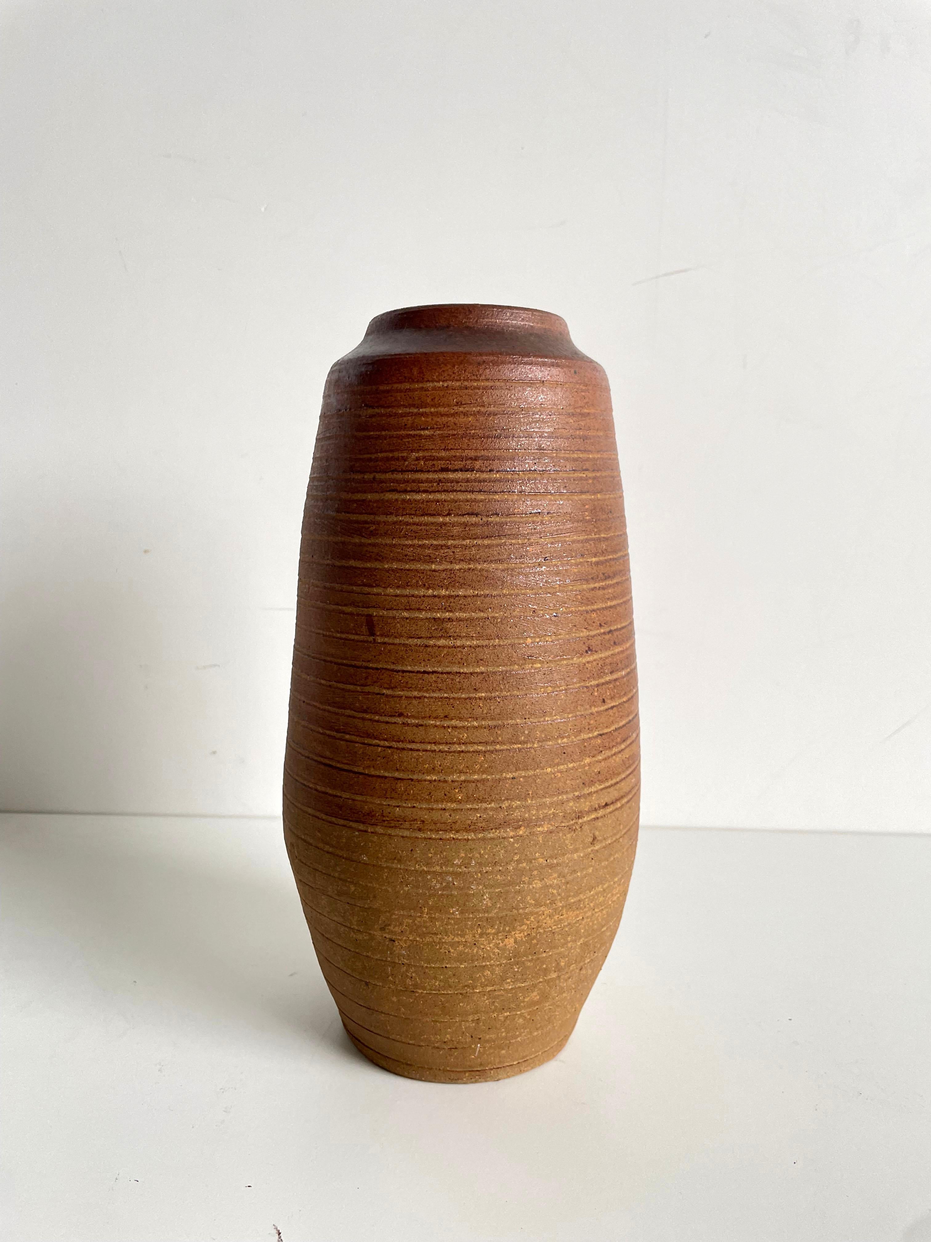 Teracotta-Vase im Vintage-Stil mit strukturierter Oberfläche, Wabi Sabi, Studio Pottery, markiert (Moderne der Mitte des Jahrhunderts) im Angebot