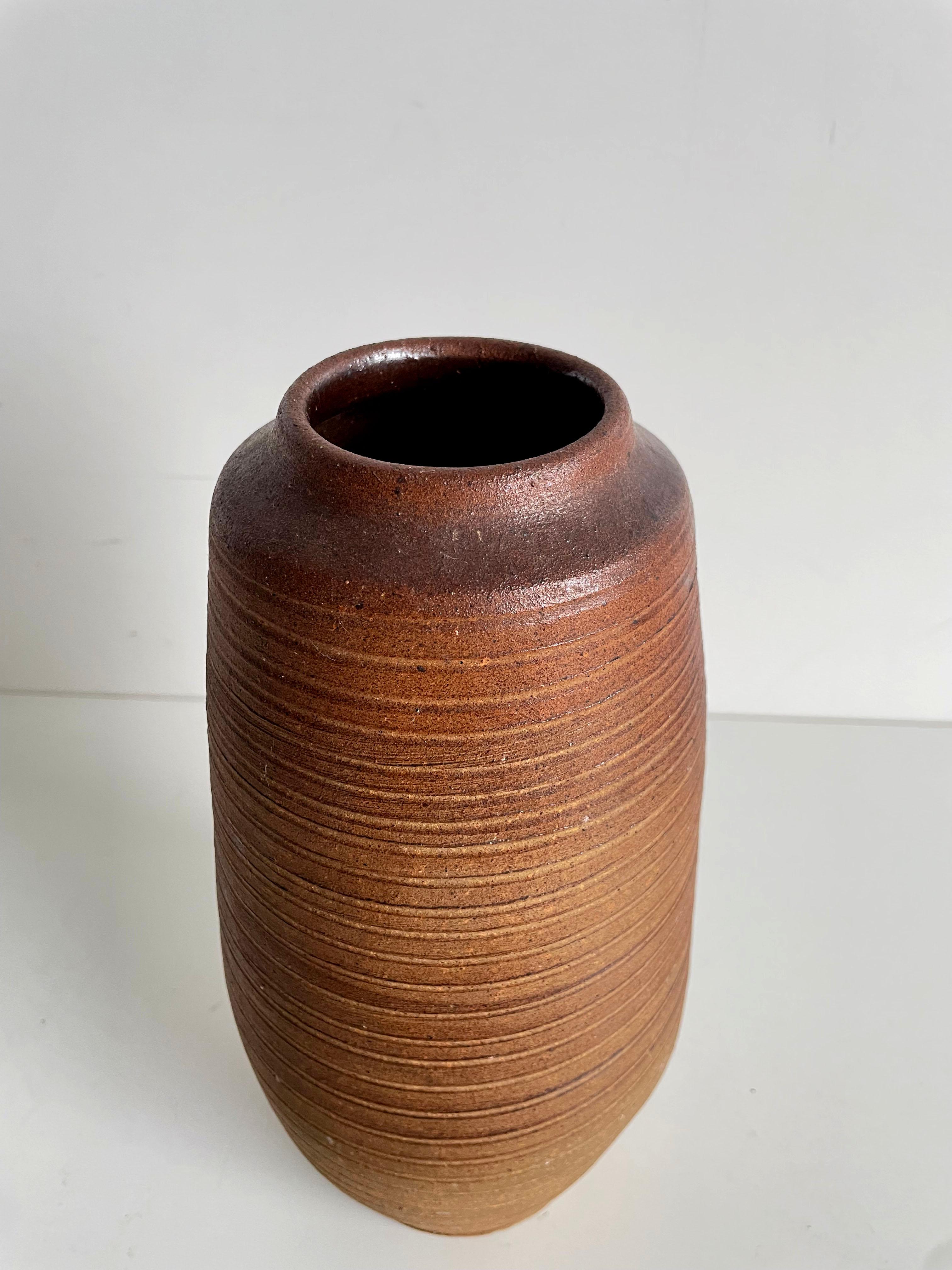 Teracotta-Vase im Vintage-Stil mit strukturierter Oberfläche, Wabi Sabi, Studio Pottery, markiert (Europäisch) im Angebot