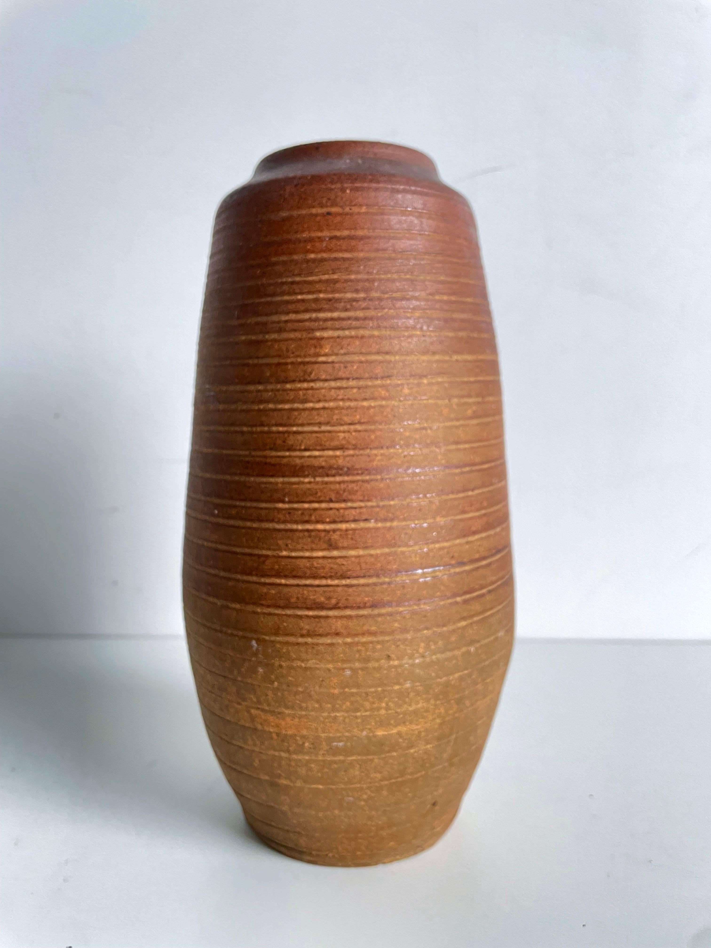 Teracotta-Vase im Vintage-Stil mit strukturierter Oberfläche, Wabi Sabi, Studio Pottery, markiert (Handgefertigt) im Angebot