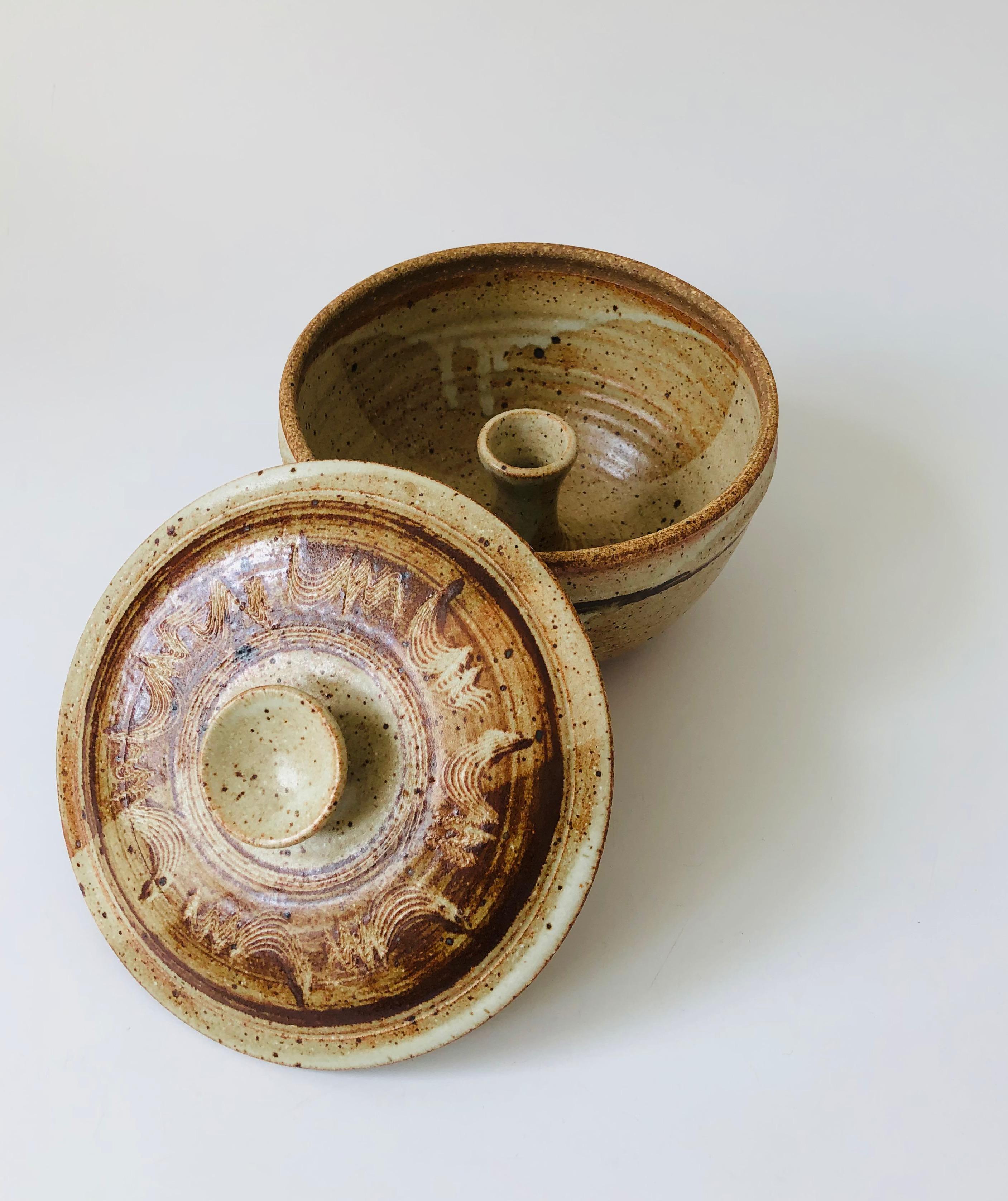 Bol de service à couvercle vintage Terra Cotta Studio Pottery en vente 1