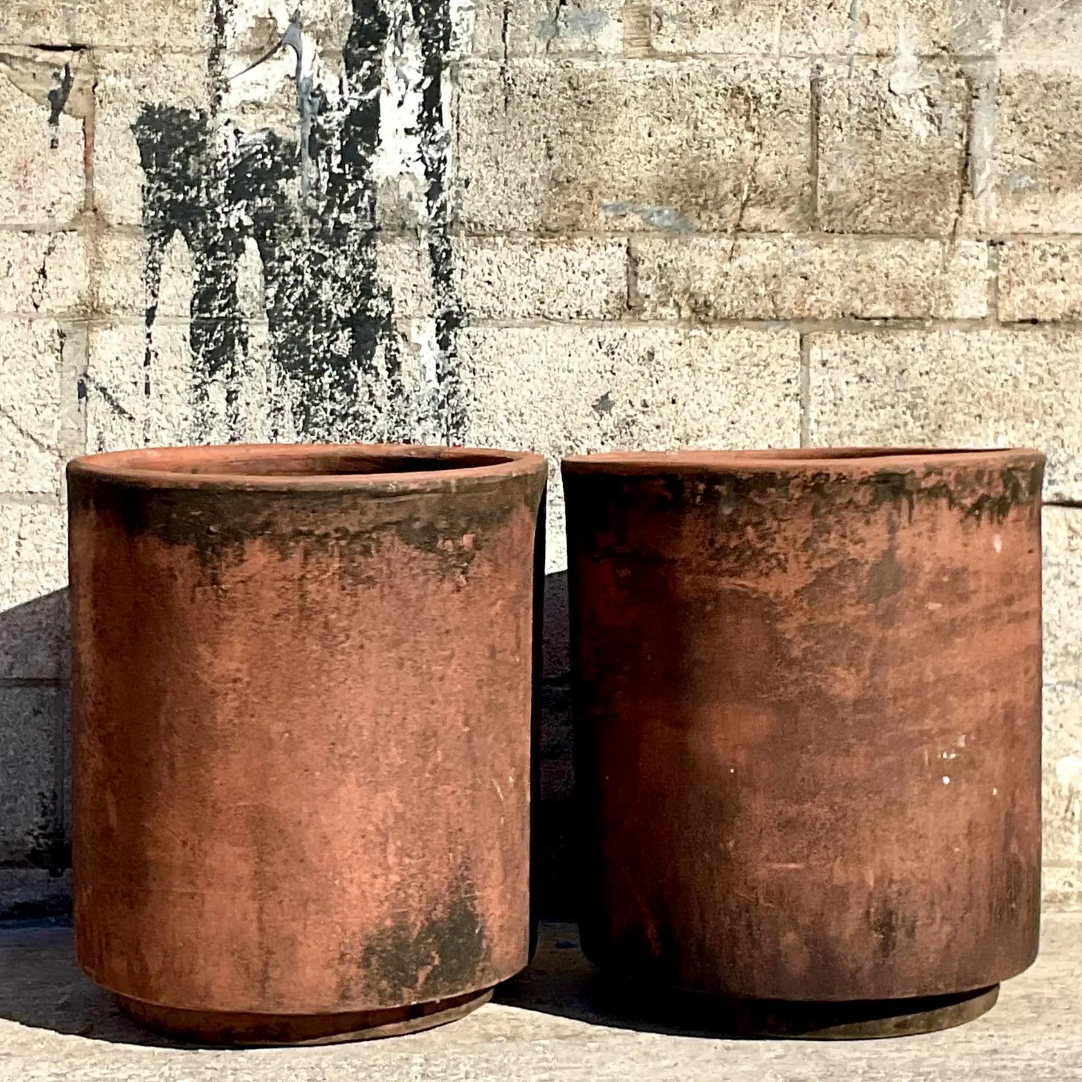 Les fabuleuses jardinières cylindriques vintage en terre cuite qui se présentent par paire. Acquis dans une propriété de Palm Beach.

