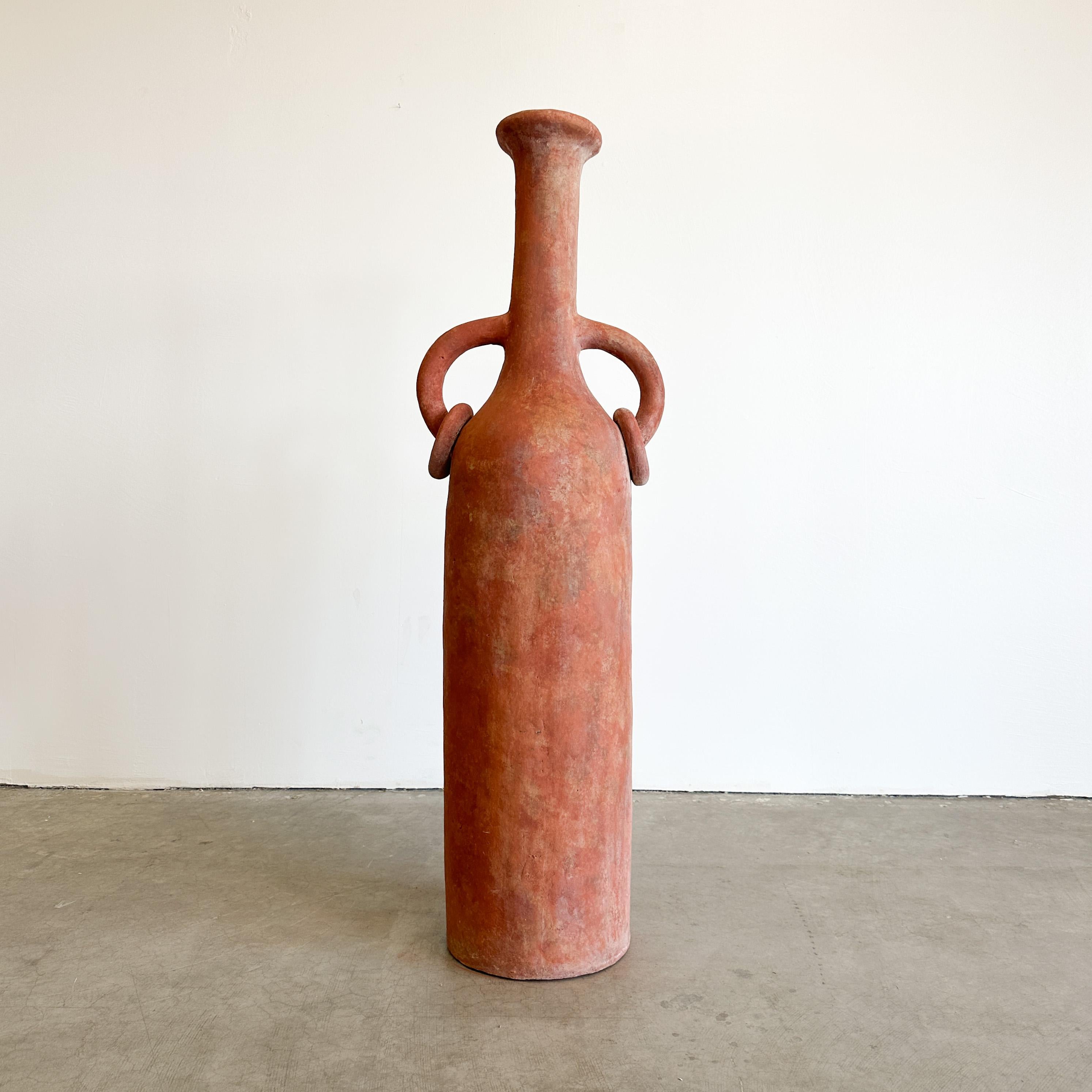Questo splendido vaso da terracotta vintage è un vero e proprio pezzo forte, che mette in mostra la maestria del design MCM (Mid-Century Modern) degli anni '70 e '80. Realizzato in terracotta pesante, questo vaso presenta una superficie