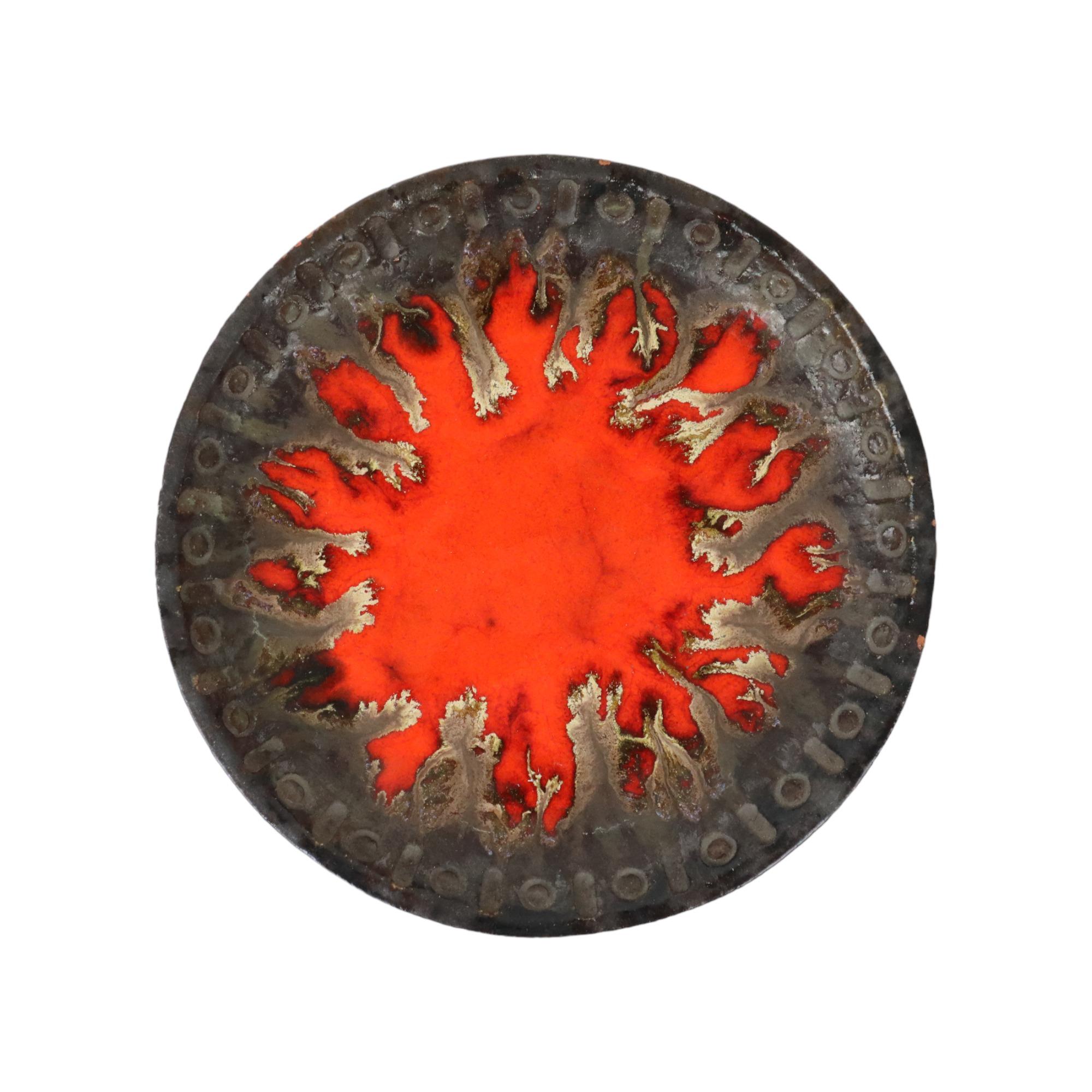 Cool vintage terracotta fruit bowl, bowl with orange and gray to black glazed decoration and a dot and stripe pattern all around, completely in fat lava style, 60s.

Super decorative object, completely in vintage and retro style, typical of the 60s