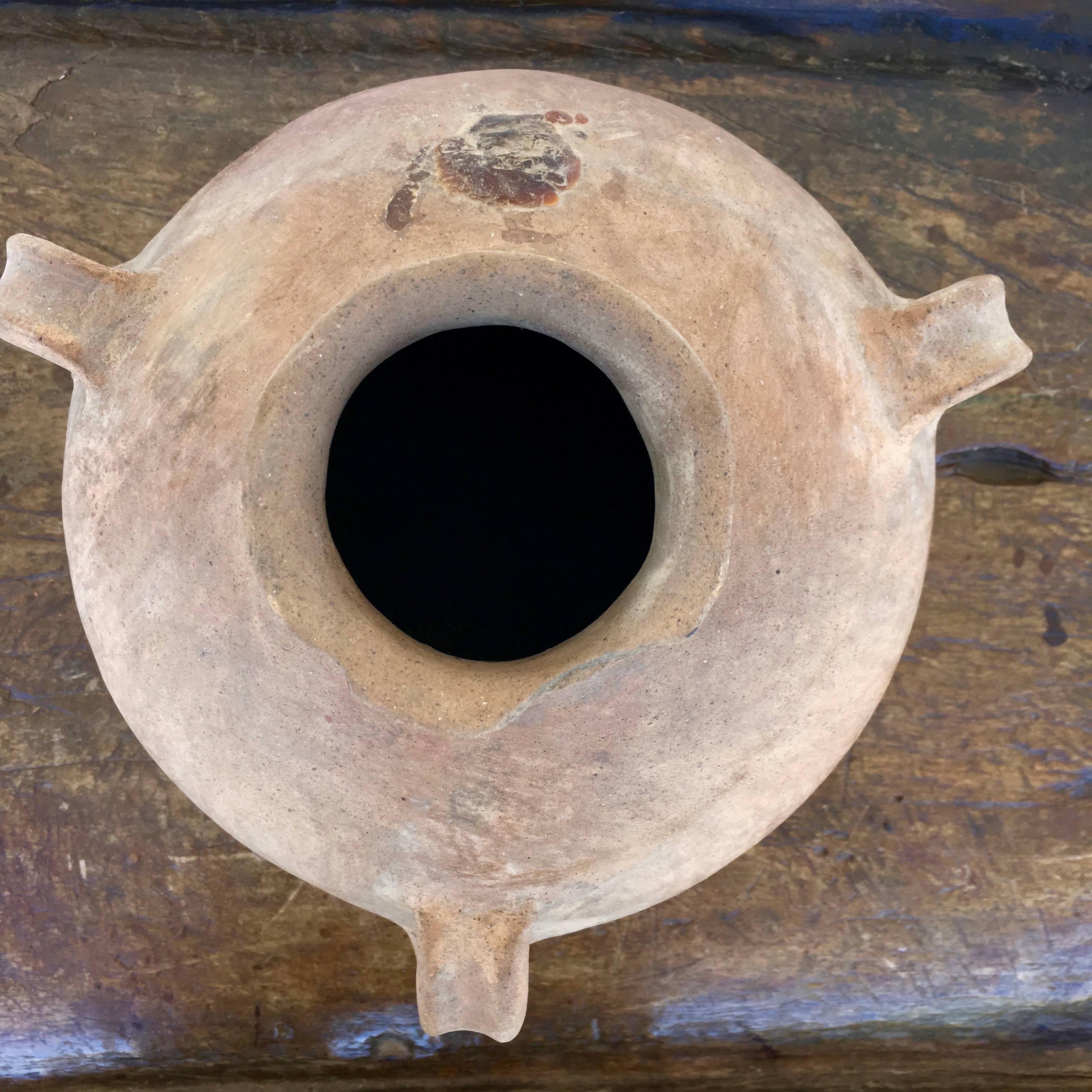 Pot à trois anses en terre cuite utilisé pour stocker le mezcal de Los Reyes Metzontla:: Puebla au Mexique.