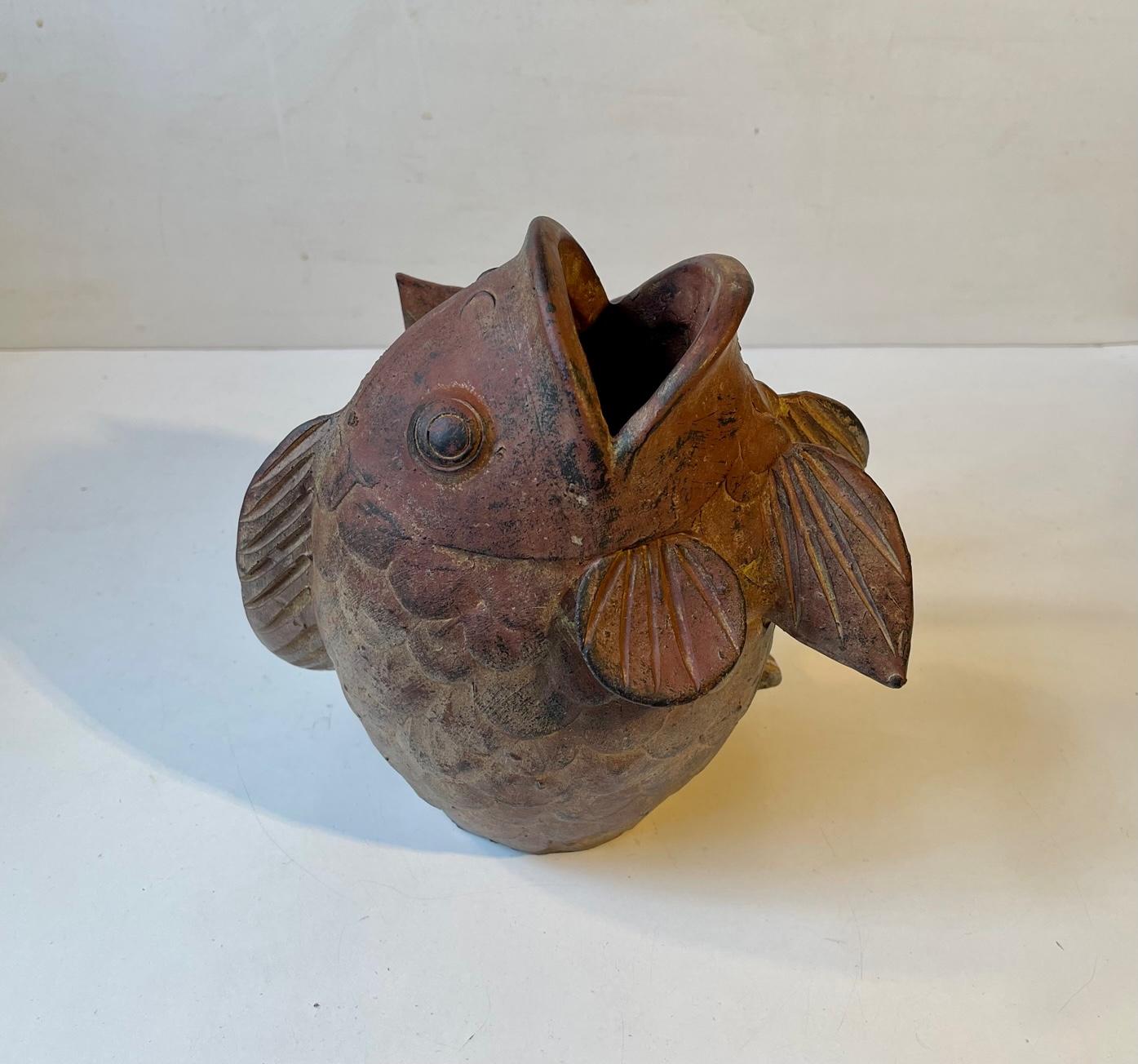Escultura o jarrón vintage de pez koi de terracota, Asia, años 60 siglo XX