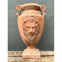 Urna a testa di leone in terracotta vintage