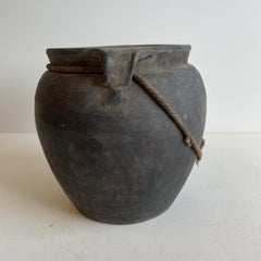 Vieux pot en terre cuite avec poignées