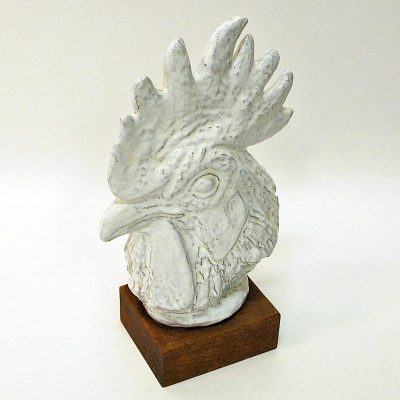 Terracotta rooster sculpture white painted on a brown wooden base by Ejnar Breinholt (1890–1973) in Denmark, 1950s. Elegant sculpture head perfect as a decoration, book holder, fire place statue etc. Measures: H 31cm (incl base) x L 20cm x 11 cm