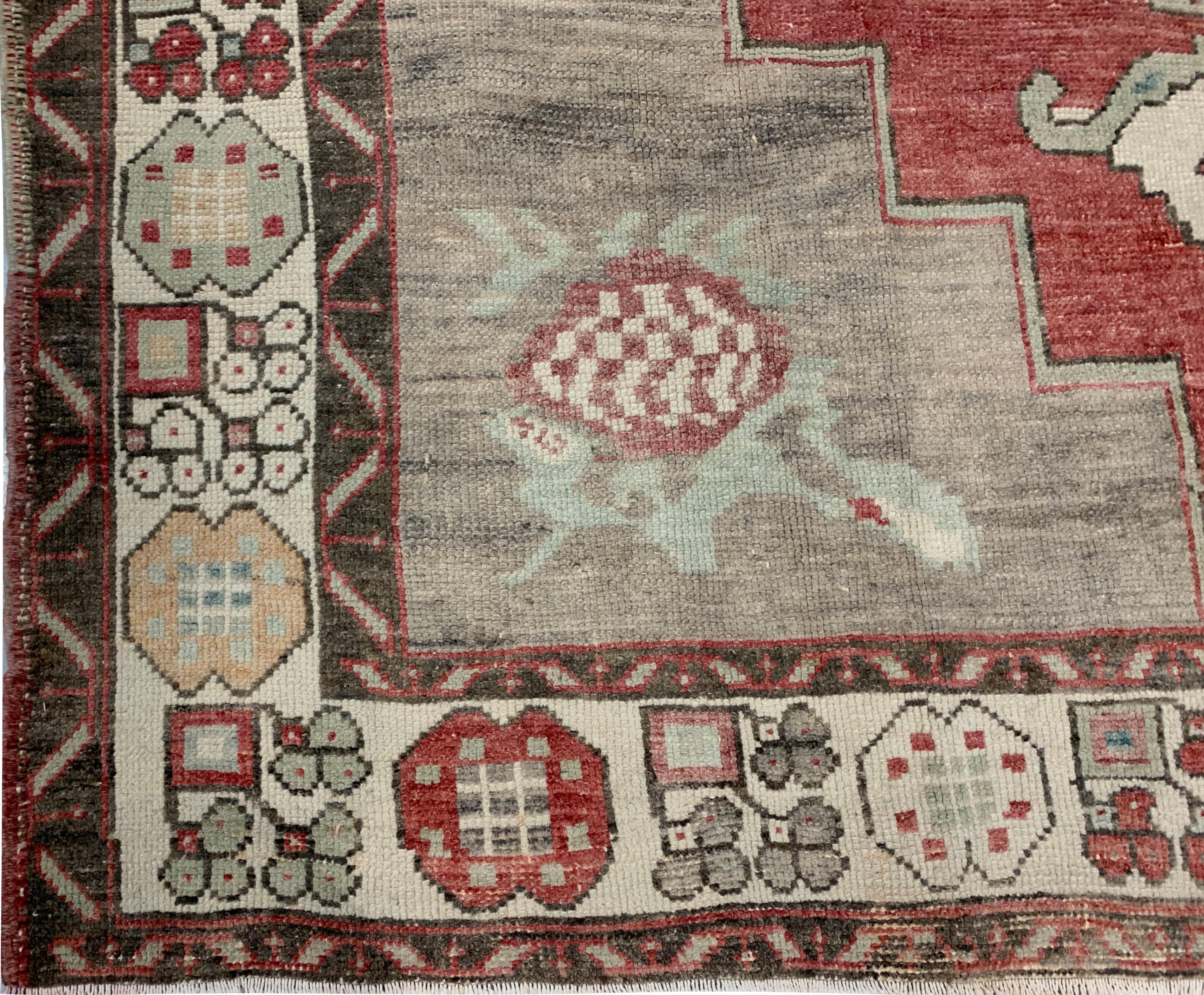 5'8 x 12'. Los Oushak son conocidos por sus paletas suaves combinadas con un dibujo excéntrico. Oushak, en el oeste de Turquía, tiene la historia más larga de tejido continuo de alfombras, que se remonta al menos a mediados del siglo XV. Siempre ha