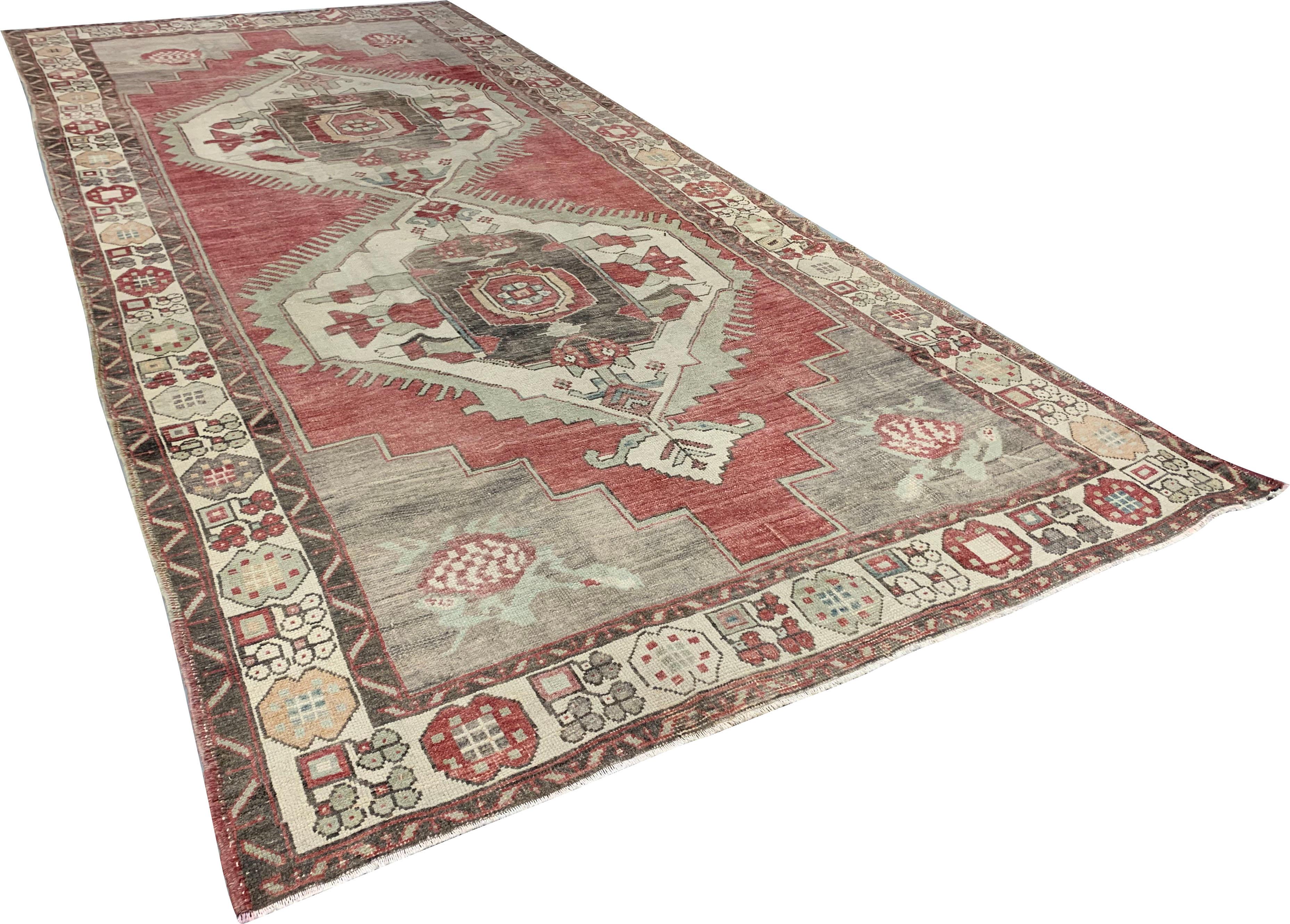 Alfombra turca vintage de terracota  5'8 x 12' siglo XX en venta