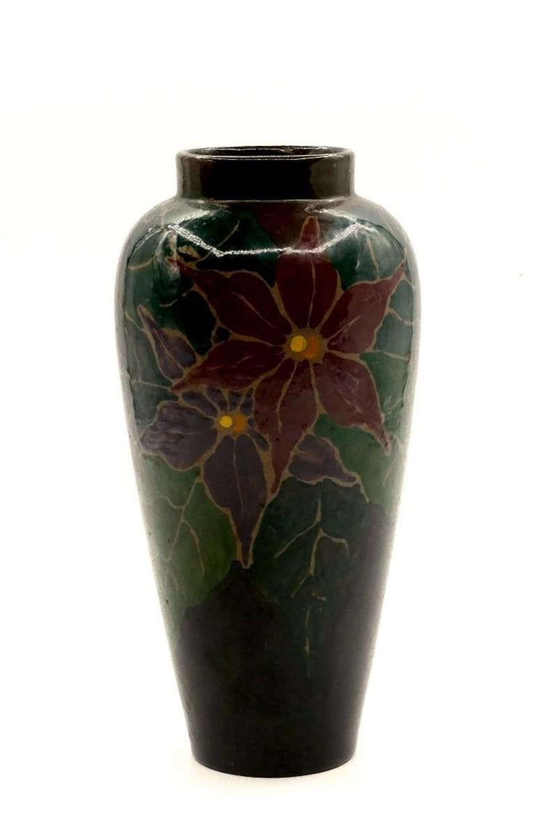 Vintage terracotta vase with floral decoration, realized in Holland in the 1930s.

Made by Plateelbakkerij Schoonhoven ceramic factory.

On the bottom of the vase is written Schoonhoven Holland.

Very good condition except for signs of aging.