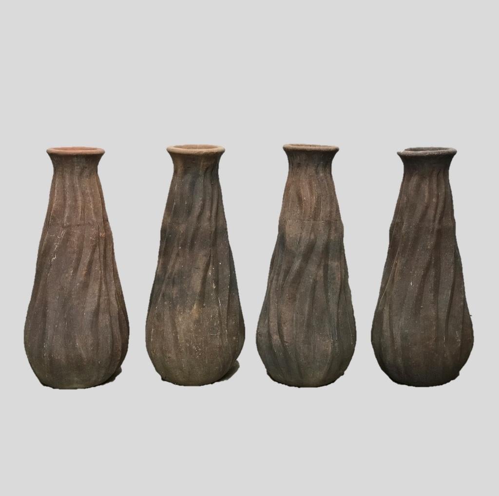 Vase décoratif en terre cuite de Jalisco, Mexique, avec une texture de surface unique et ridée, une patine fumée profonde et une forme de vase traditionnelle. Terreux et dynamique. Quatre disponibles. 

