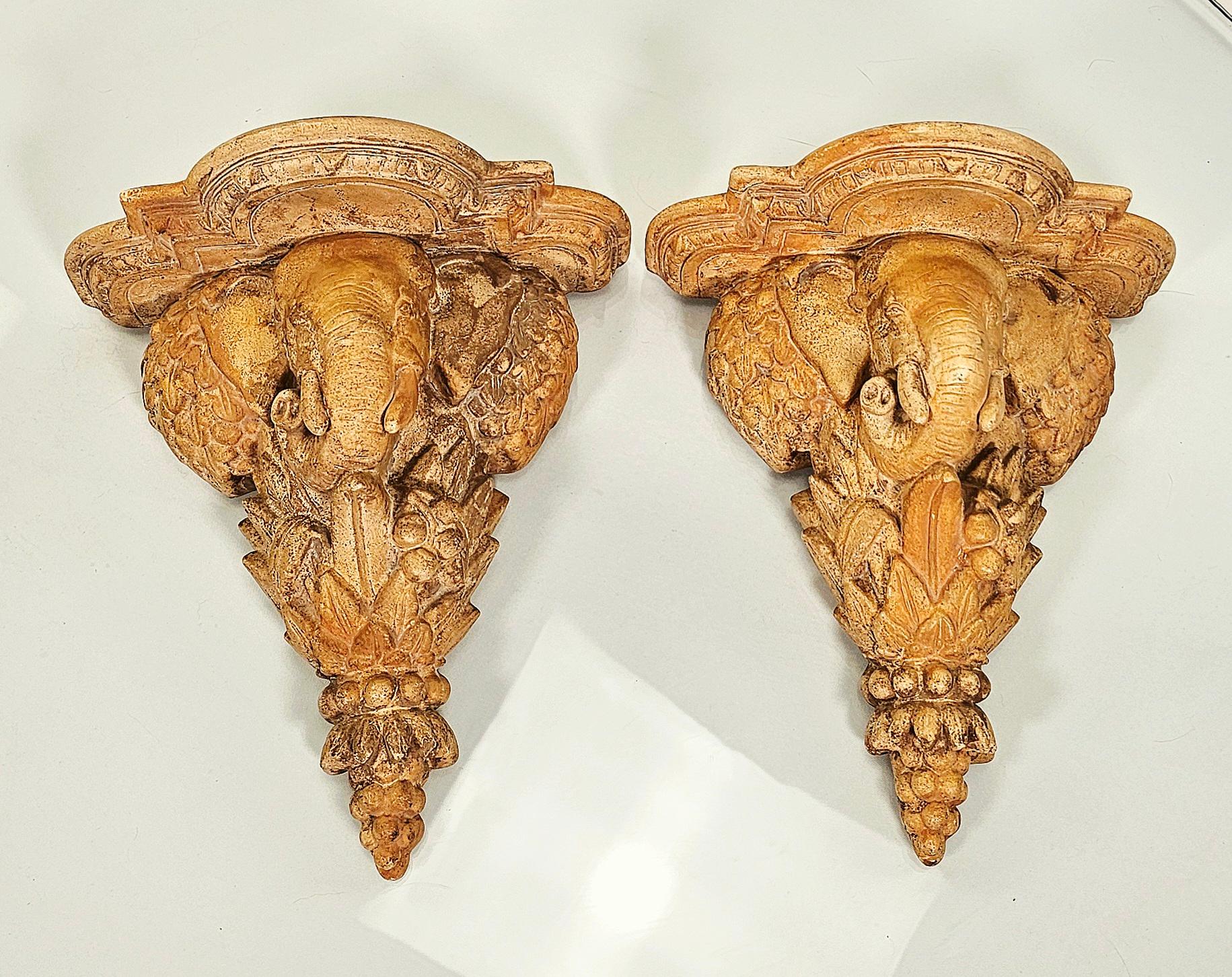 Vintage Terrakotta Elefant Wandhalterungen. 
Wäre perfekt für Indiana Jones oder Earnest Hemingways Büro. 
Solide. 
Schwer.
Vollkommen unvollkommen. 
Fleur de lis Herstellermarke.